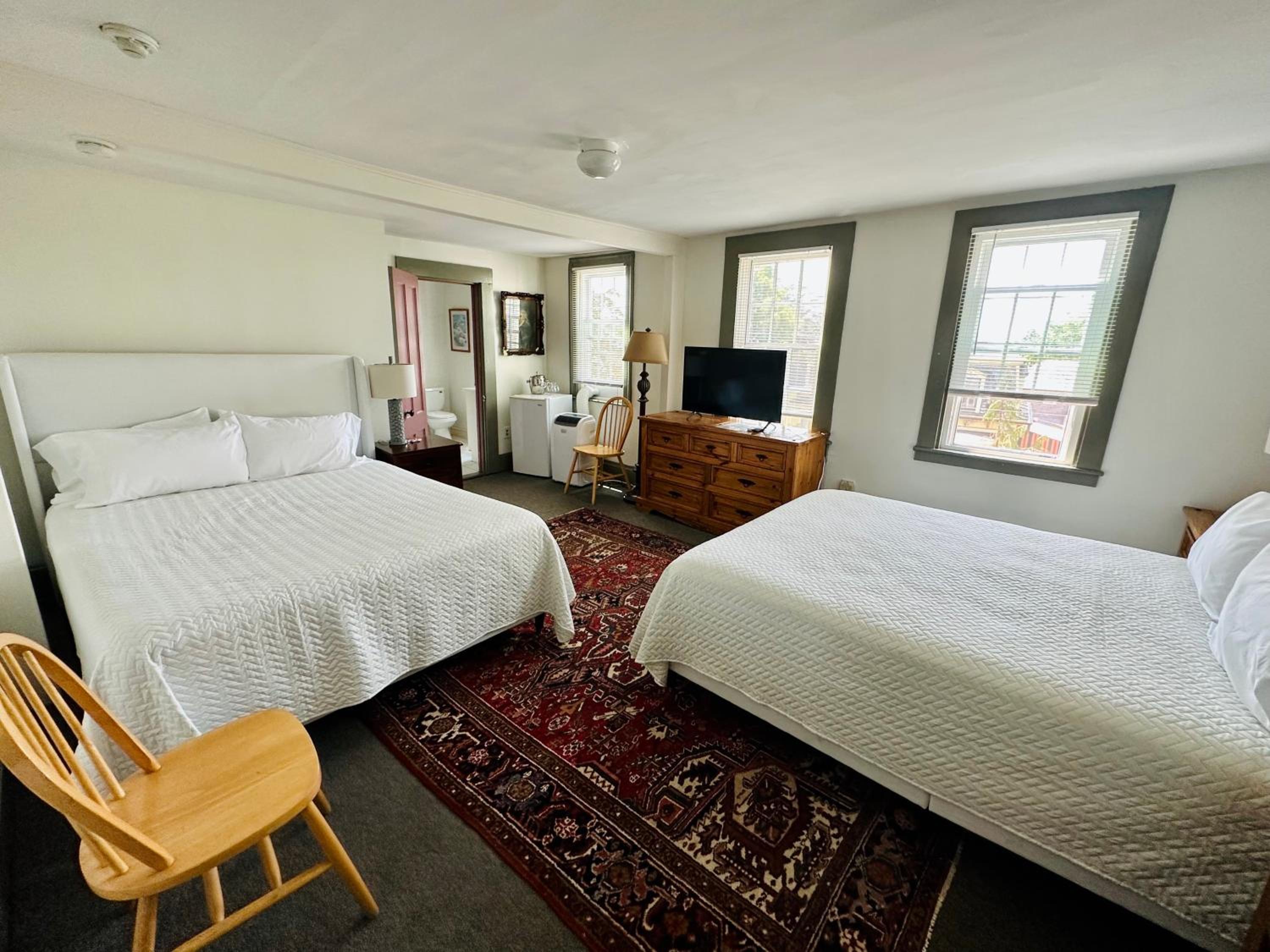 Queen Room photo 1