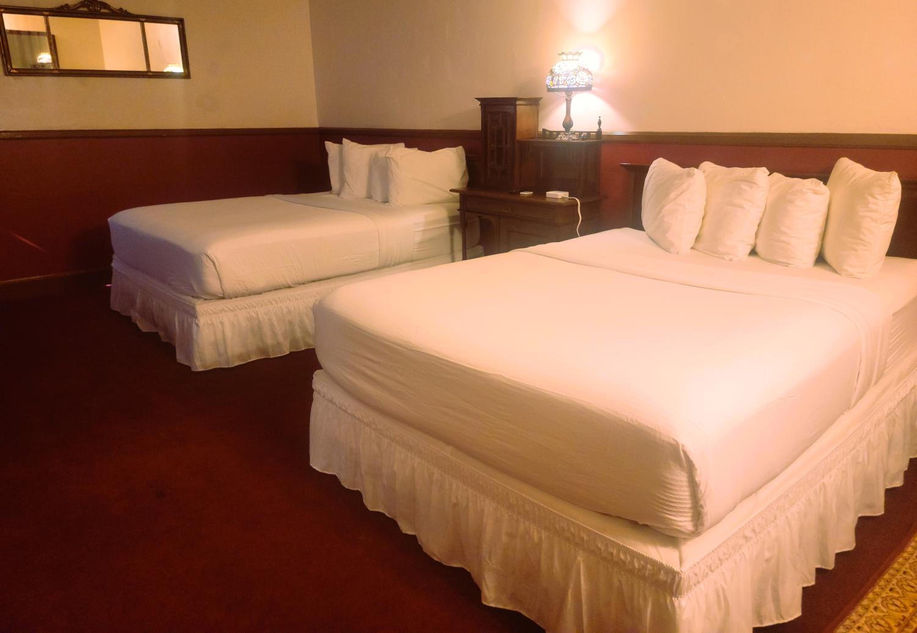 Queen Room with Two Queen Beds photo 3