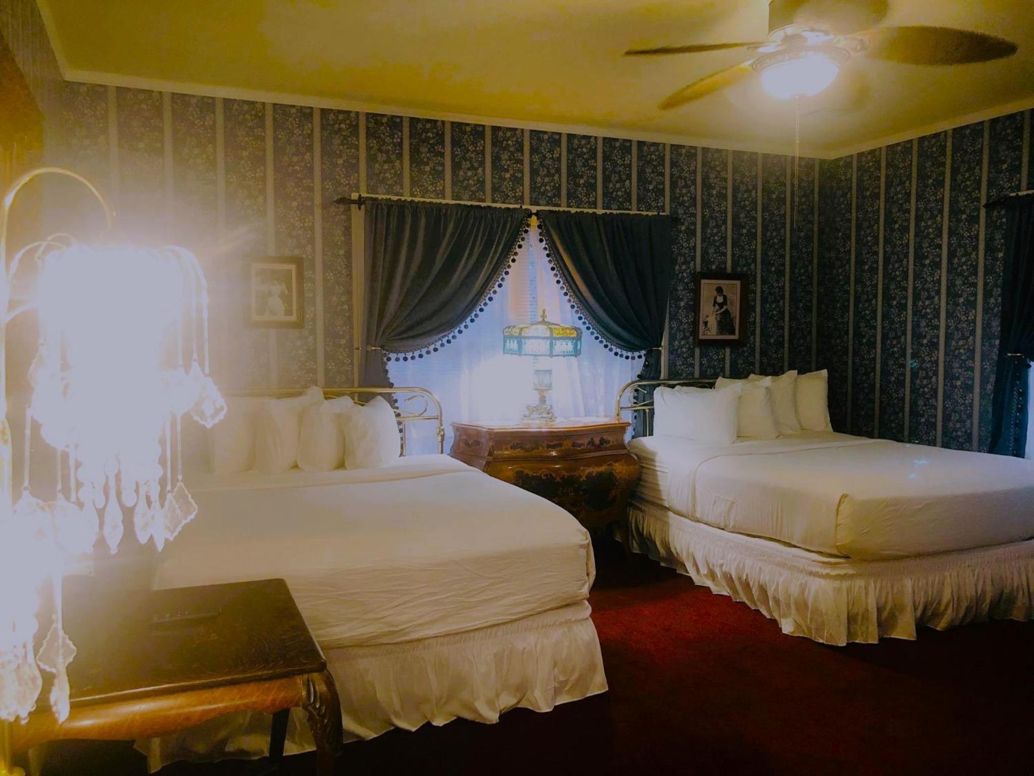 Deluxe Queen Room with Two Queen Beds photo 3
