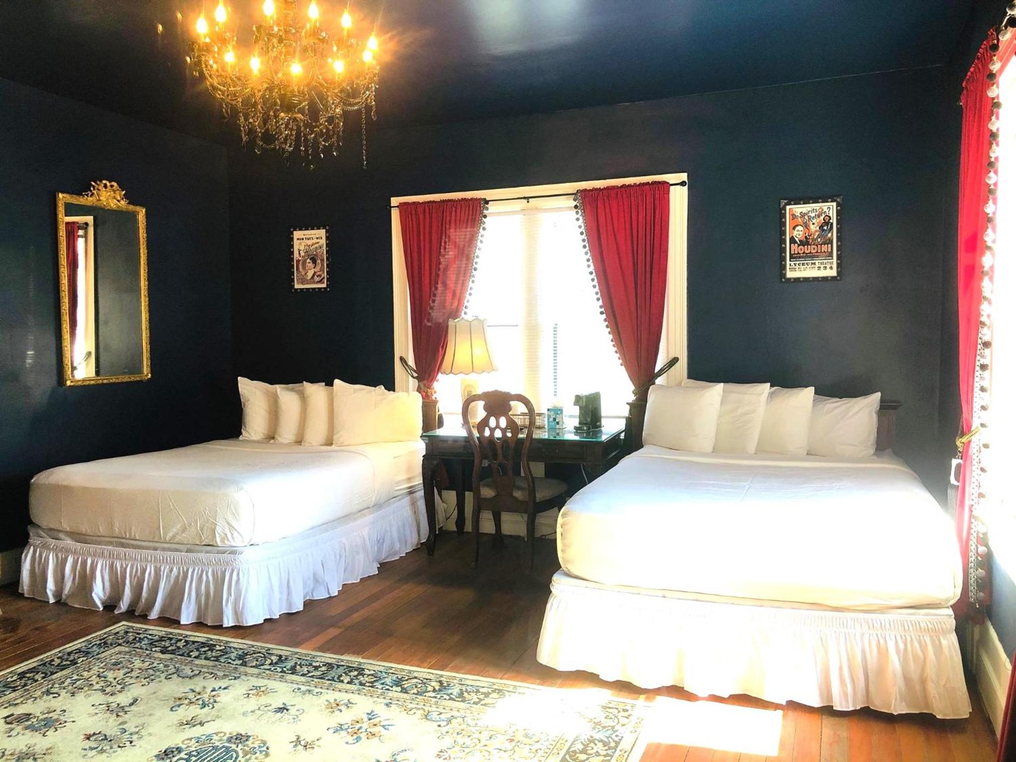 Deluxe Queen Room with Two Queen Beds photo 2