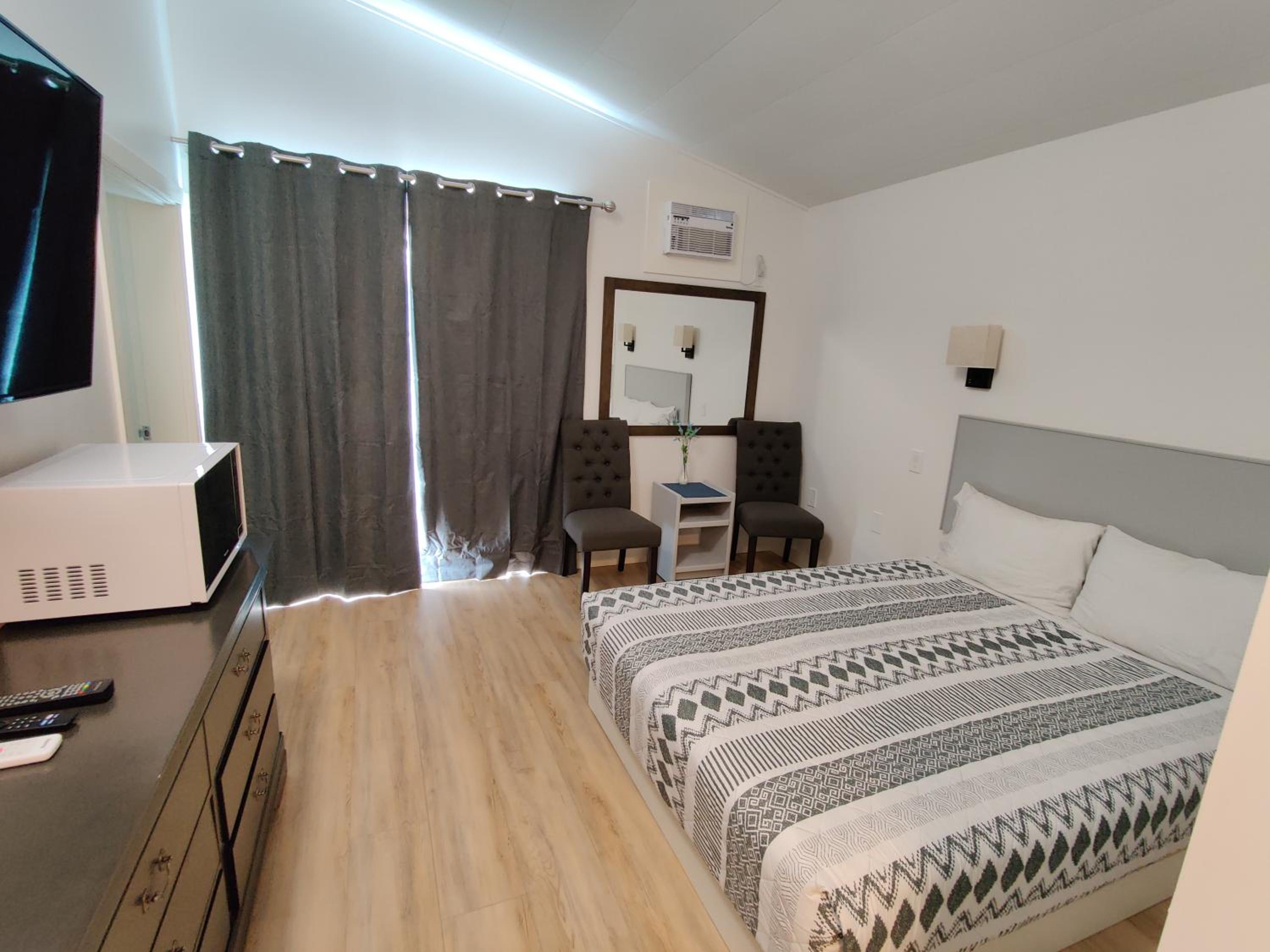 Deluxe Queen Suite photo 1
