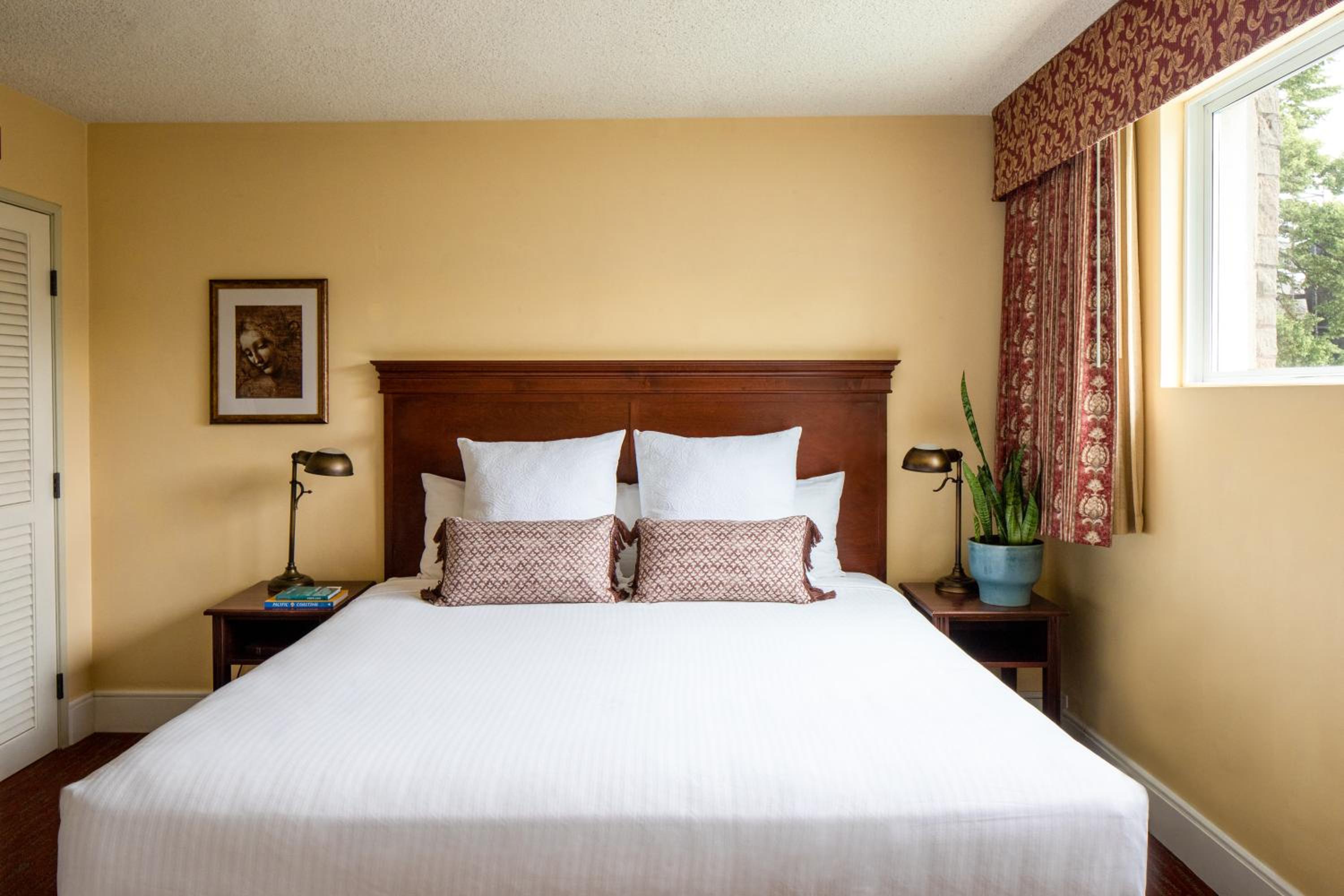 Deluxe One King Bedroom Suite  - Photo 2