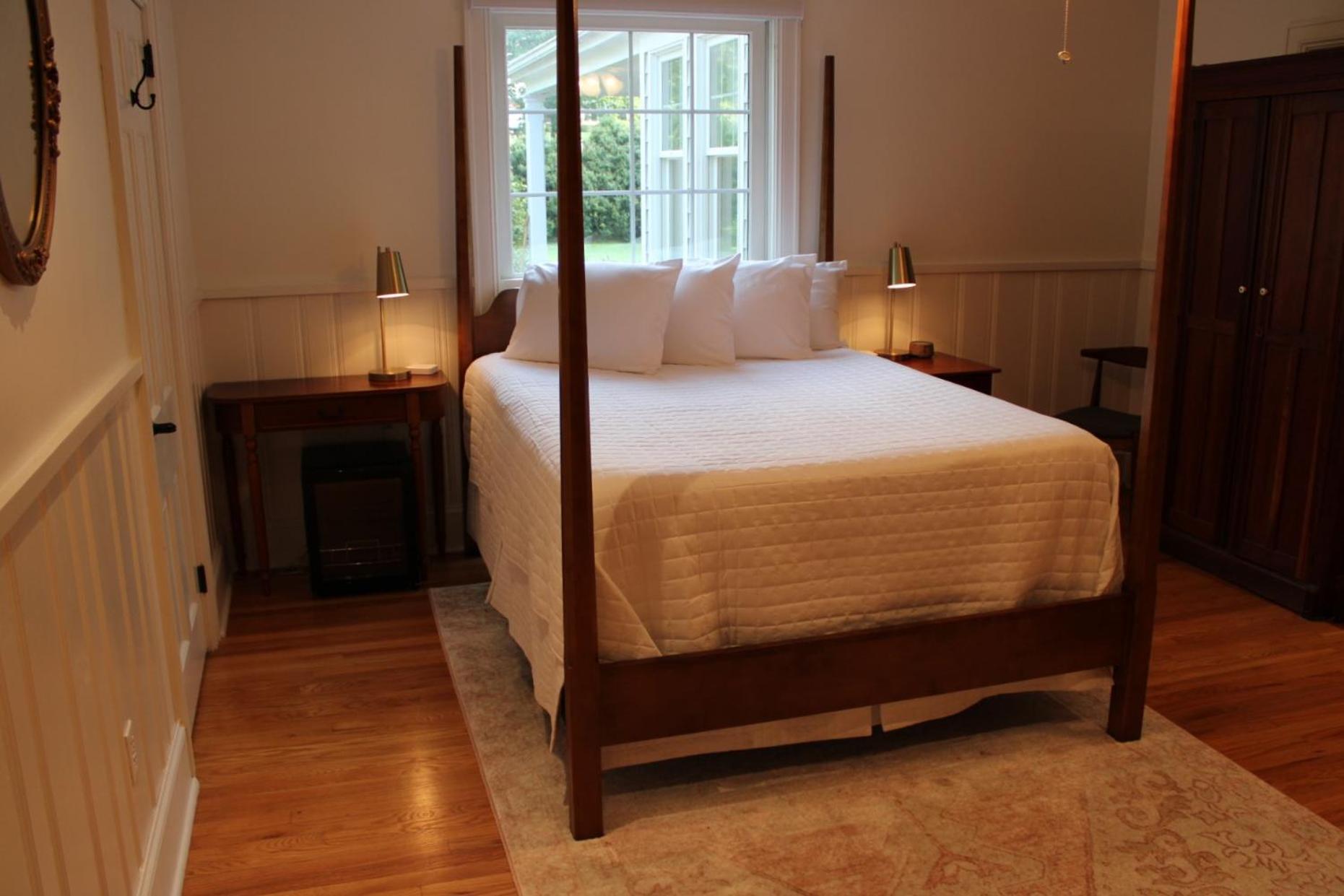 Queen Room photo 1