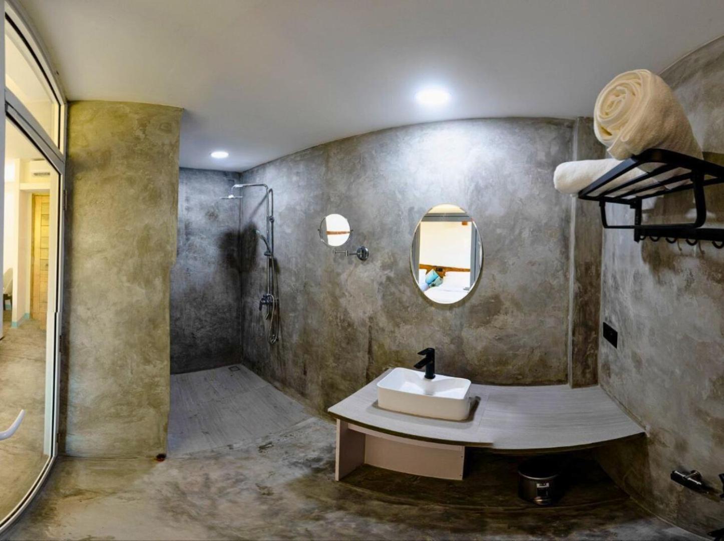 Deluxe Double or Twin Room with City View photo 2