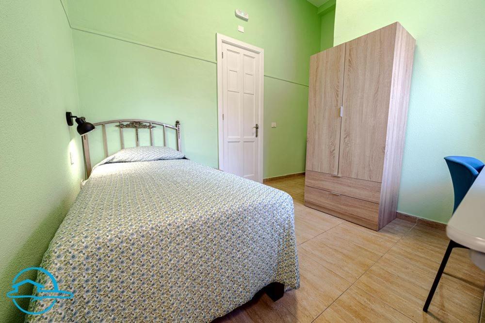 Single Room With Private Bathroom photo 3