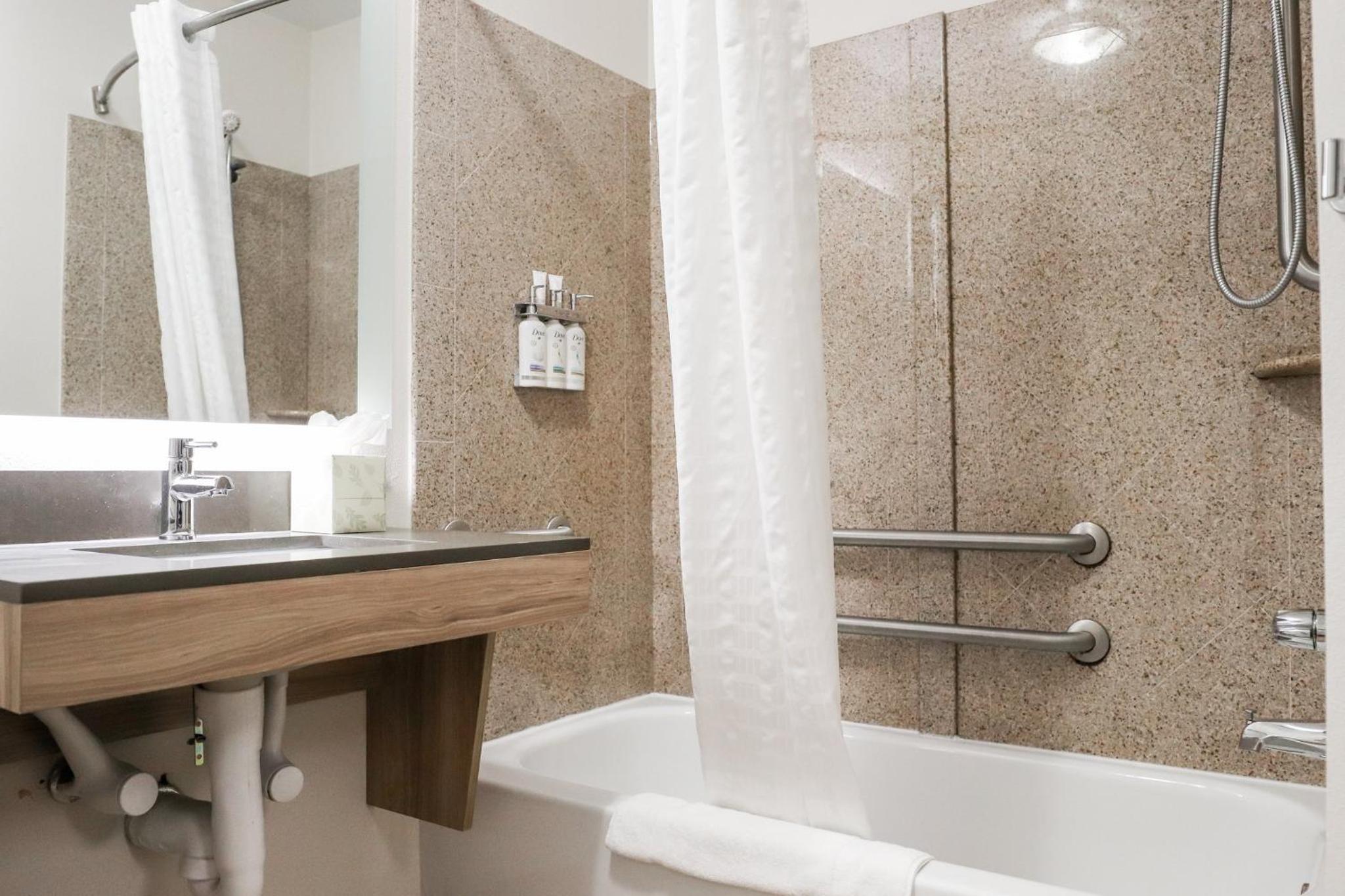 Queen Studio Suite - Mobility Access Tub/Non-Smoking - Photo 6