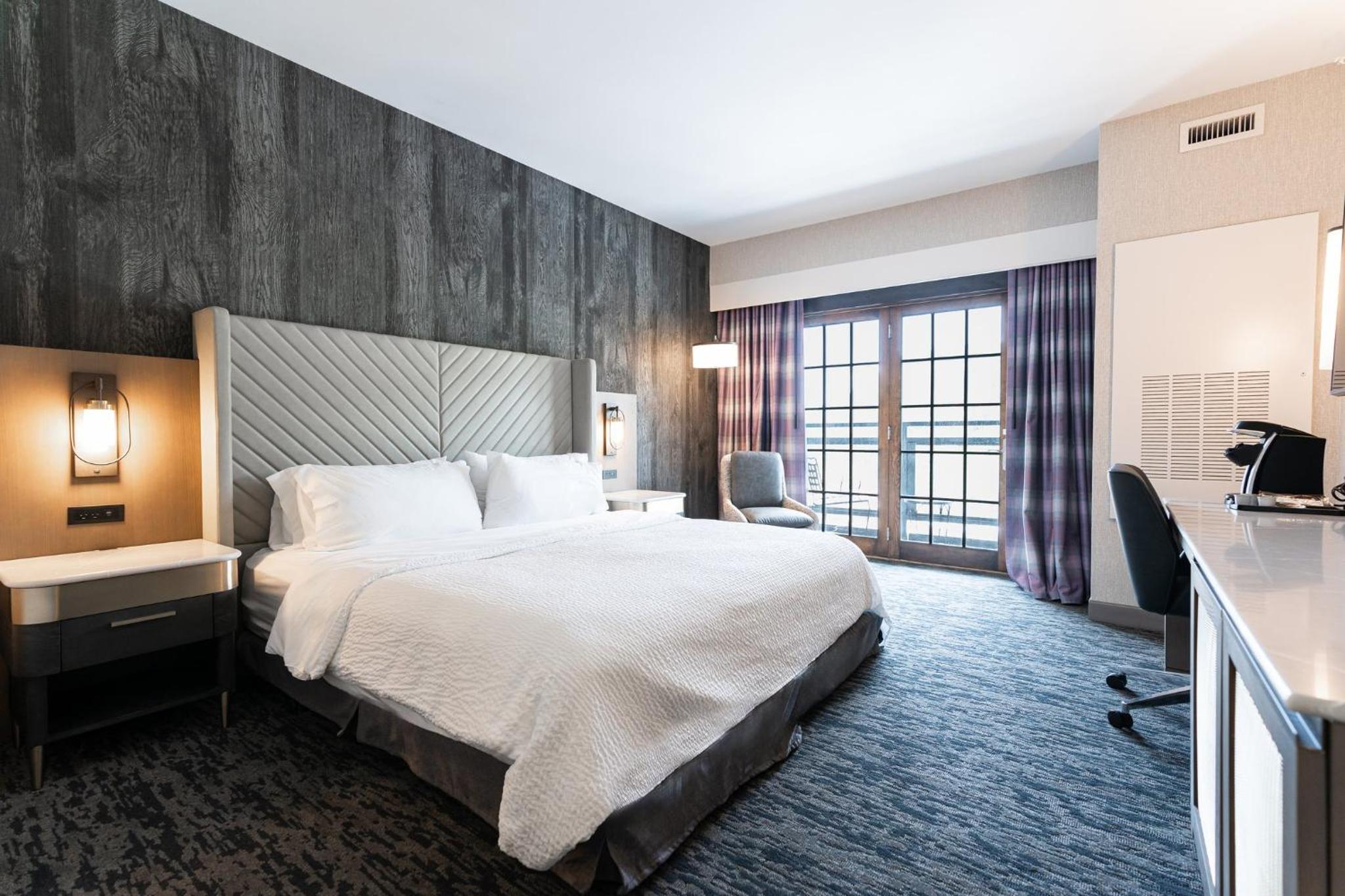 Premium King Room with Balcony - Photo 1
