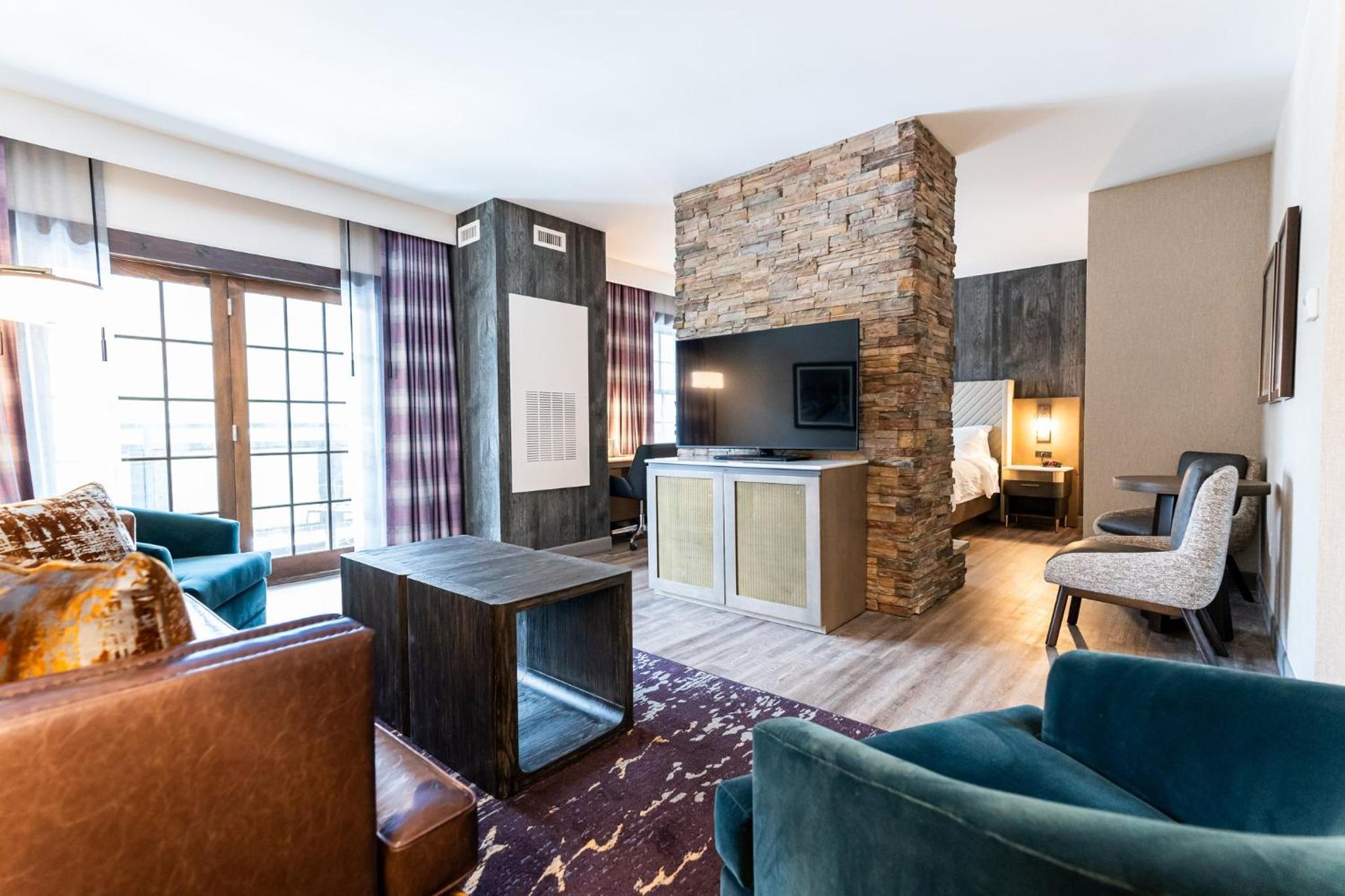 King Suite - Mid Floor - Photo 2