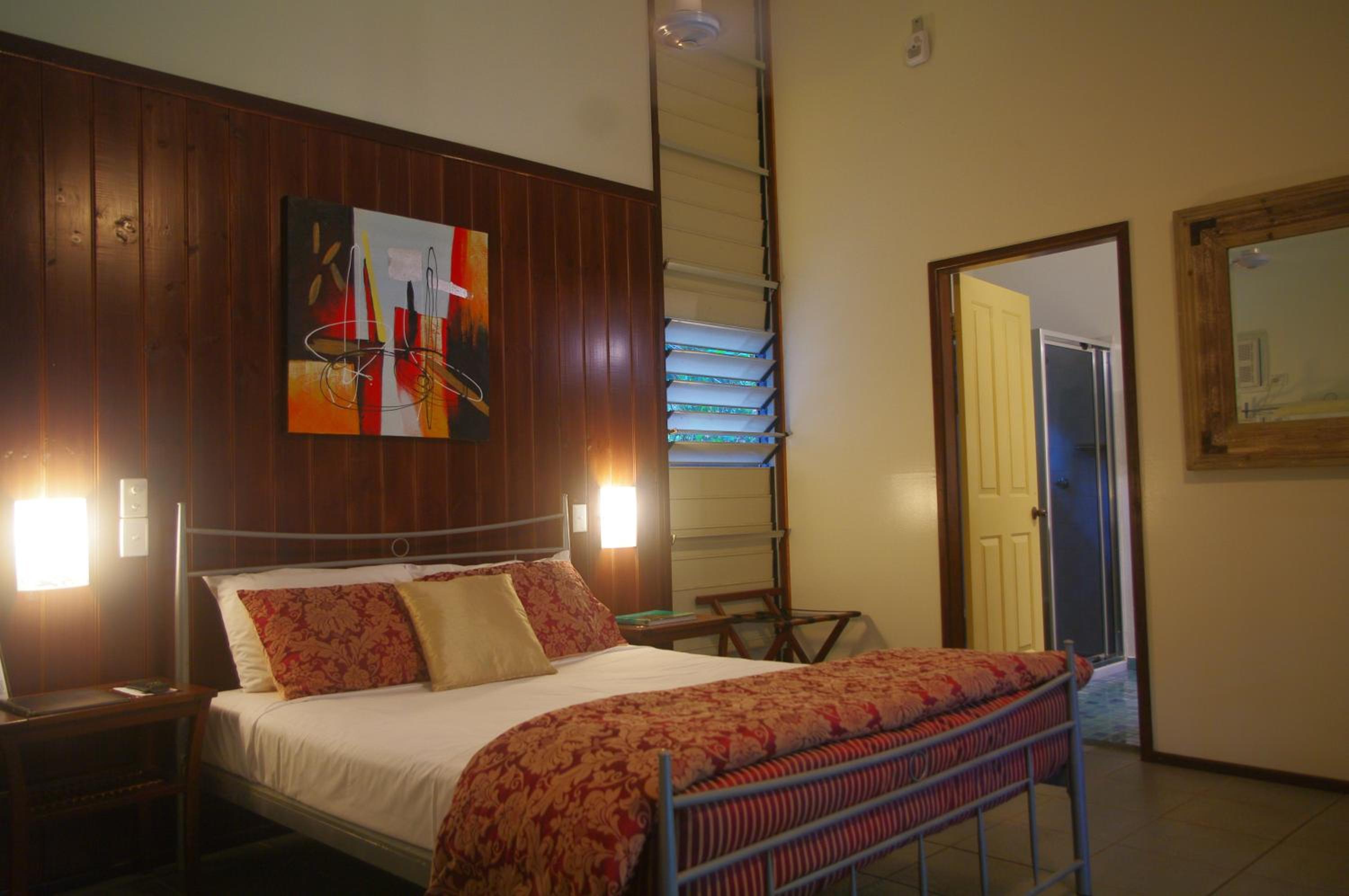 Queen Cabin with Rainforest View - Photo 4