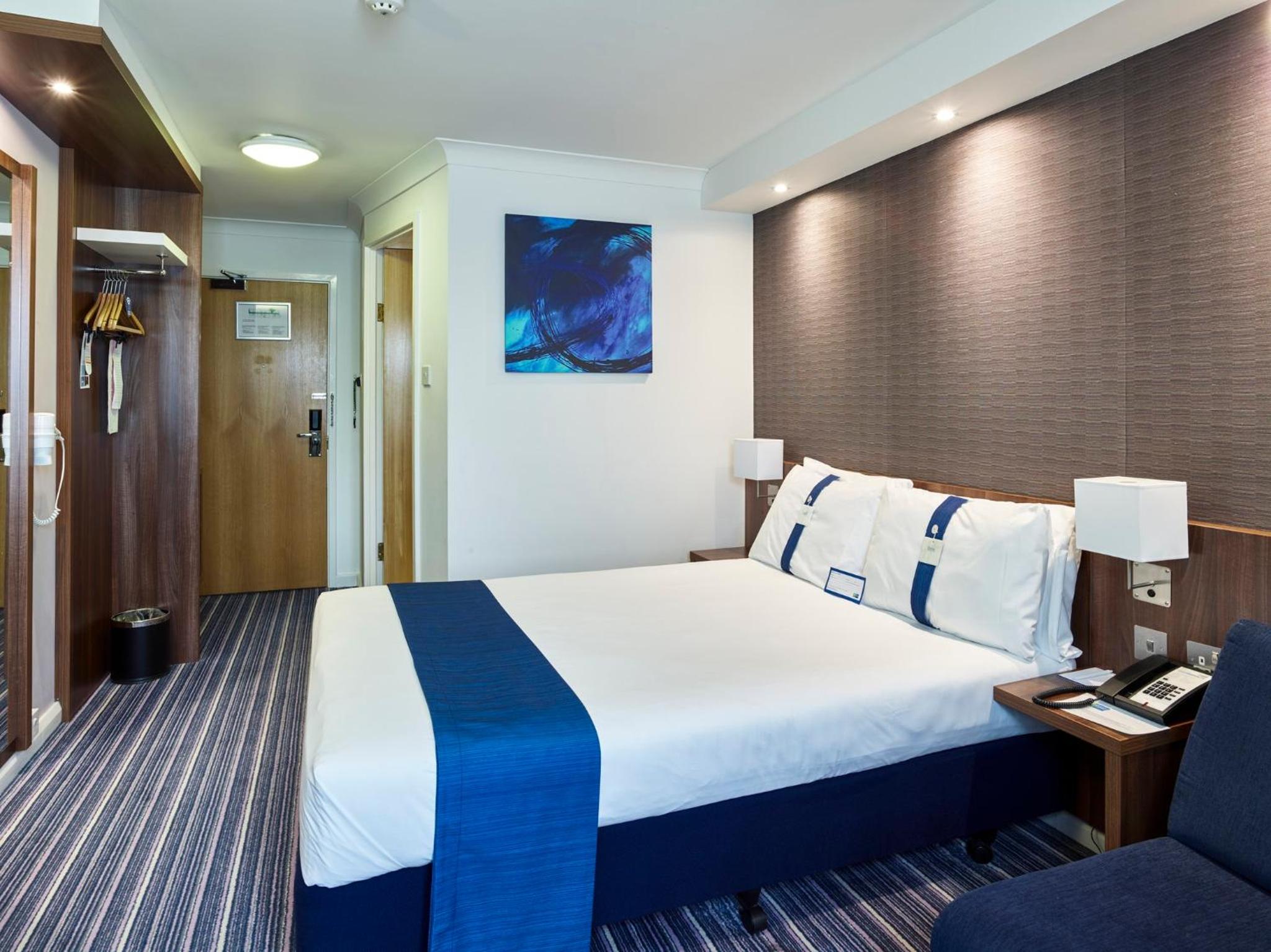 Standard Room with Free Hot Breakfast - Photo 3