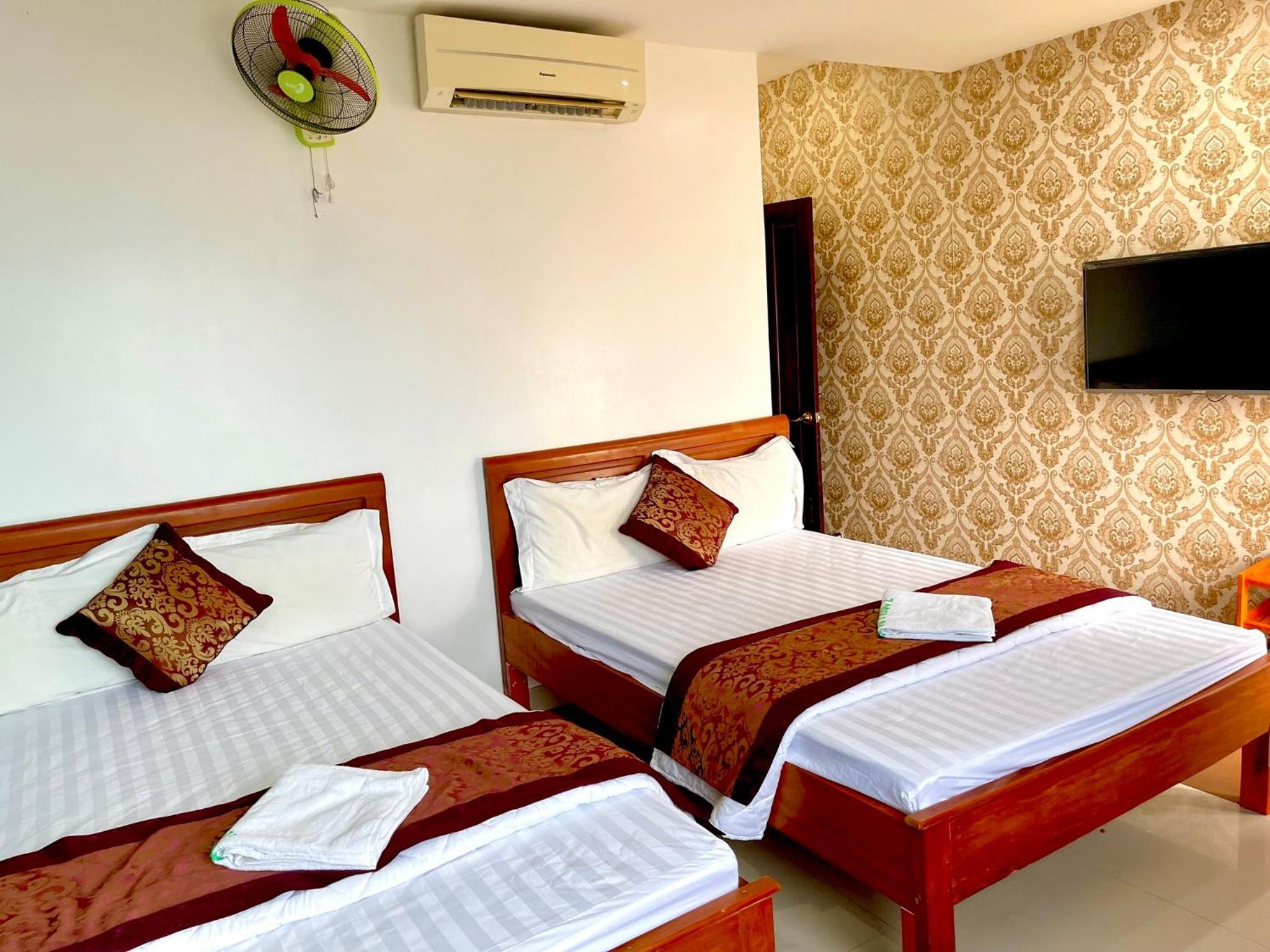 Quadruple Room with Balcony - Photo 4