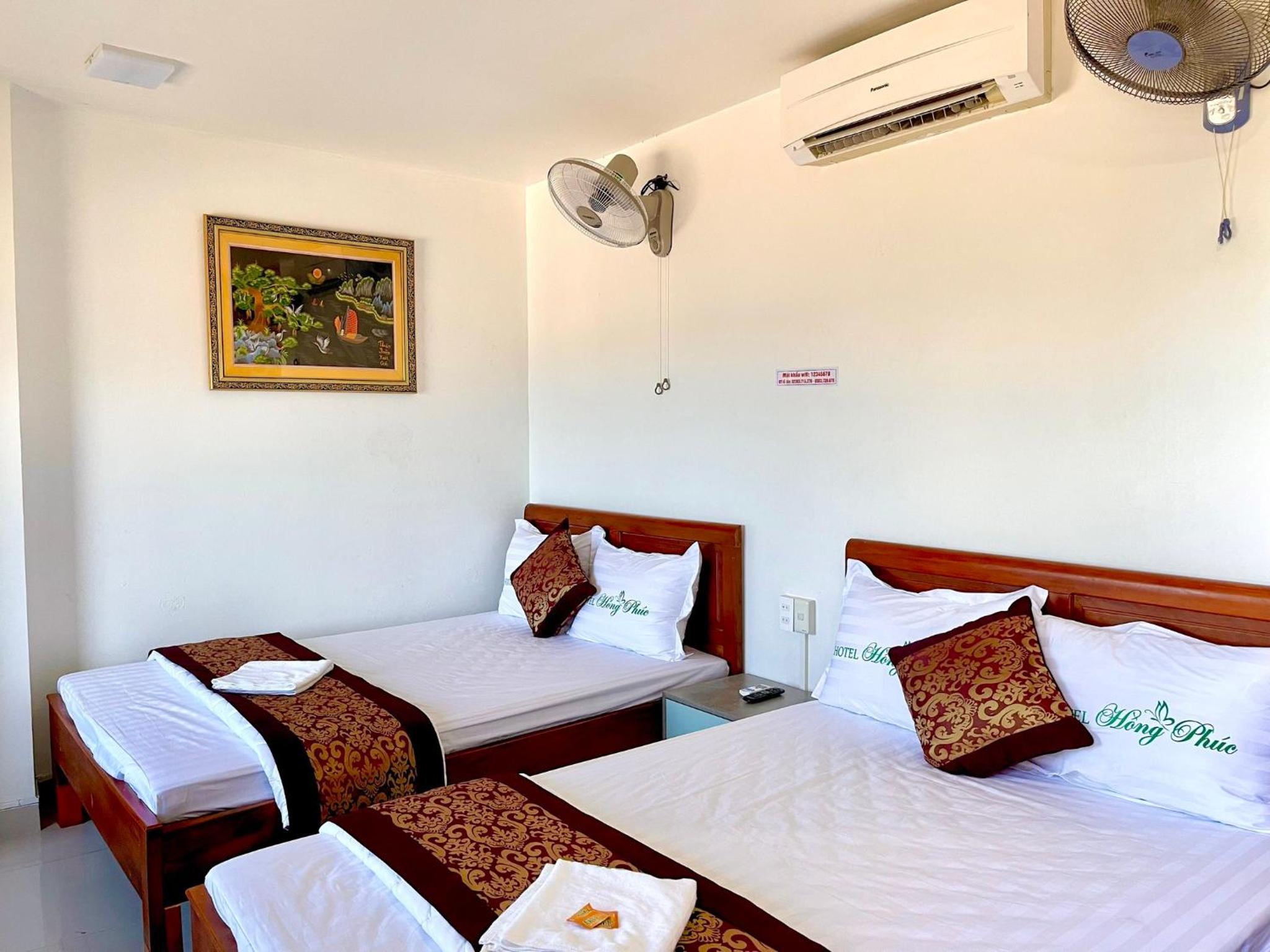 Quadruple Room with Balcony - Photo 5