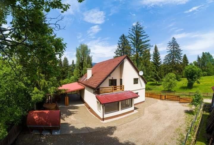Six-Bedroom House photo 2