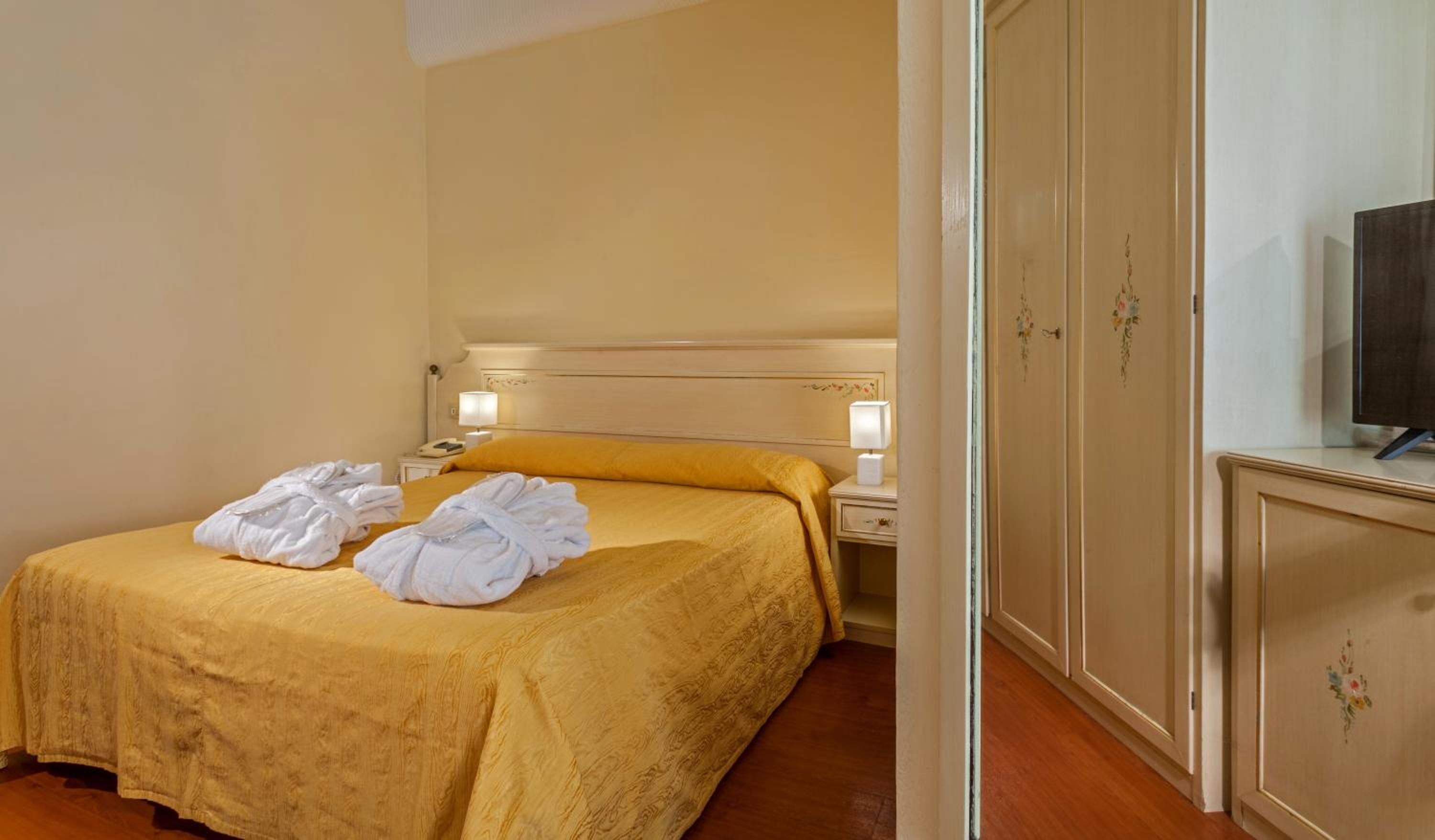 Double or Twin Room - Photo 6