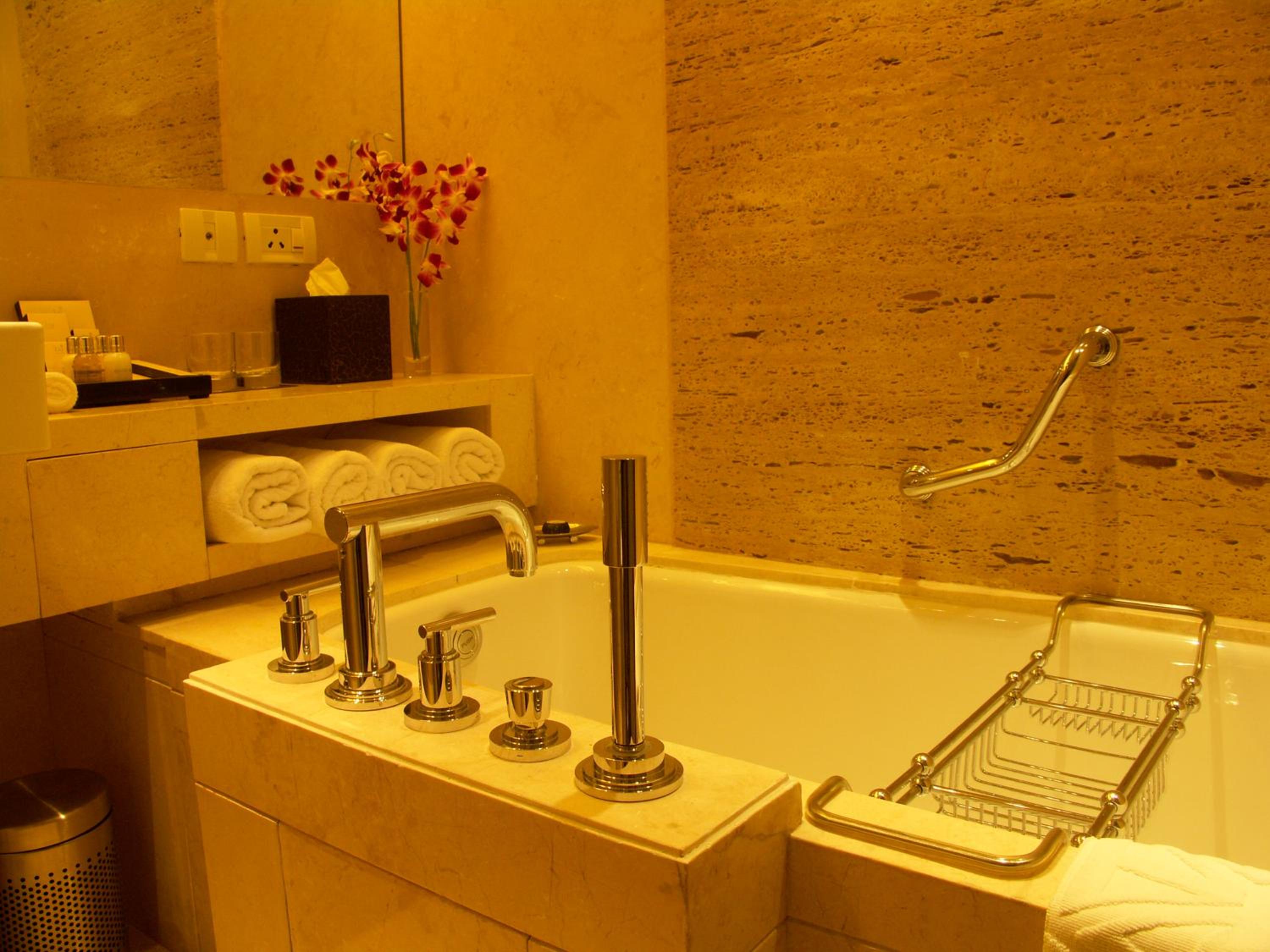 Luxury Room with King Bed - Photo 4