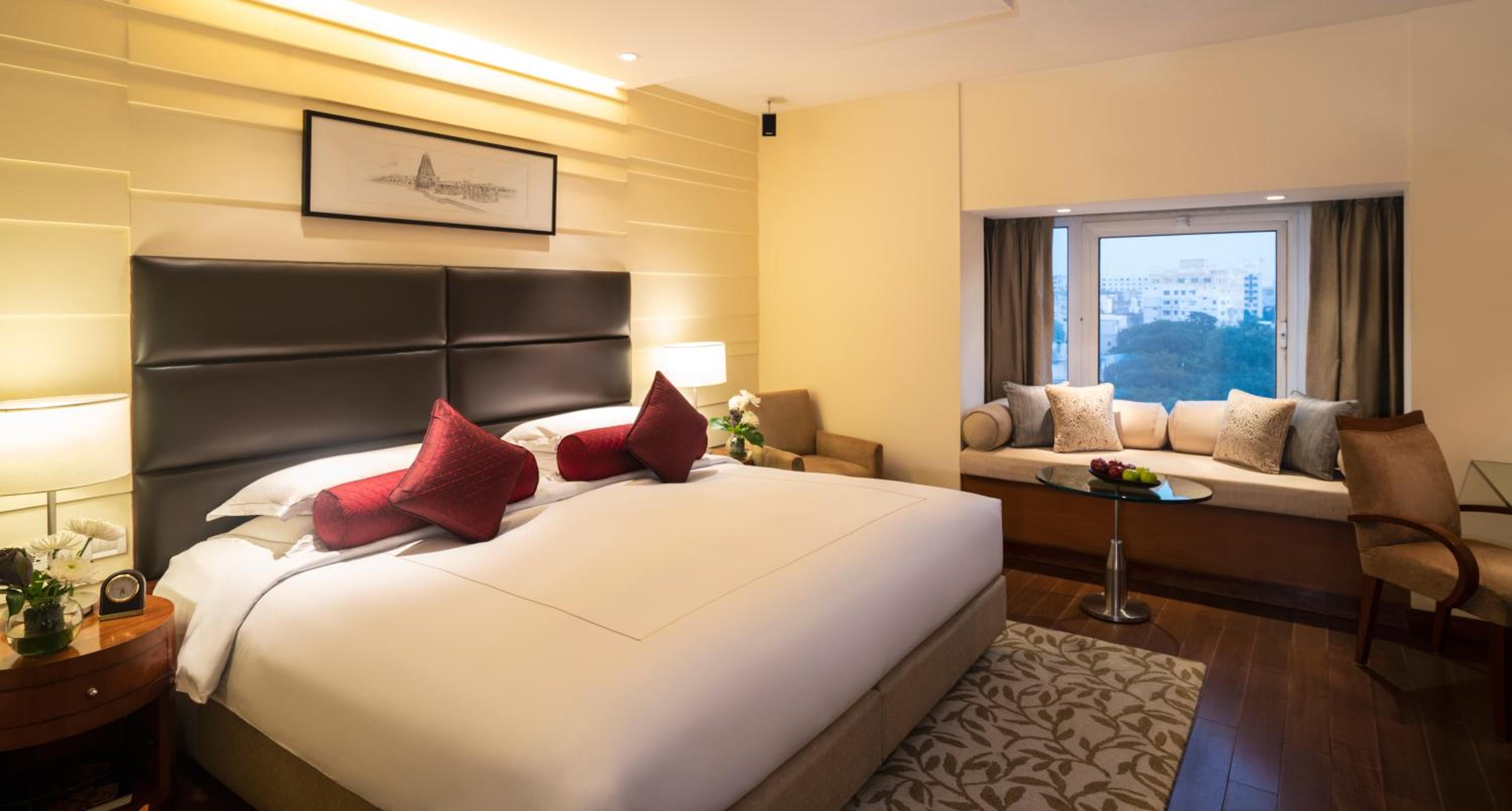 Luxury Room with King Bed - Photo 3
