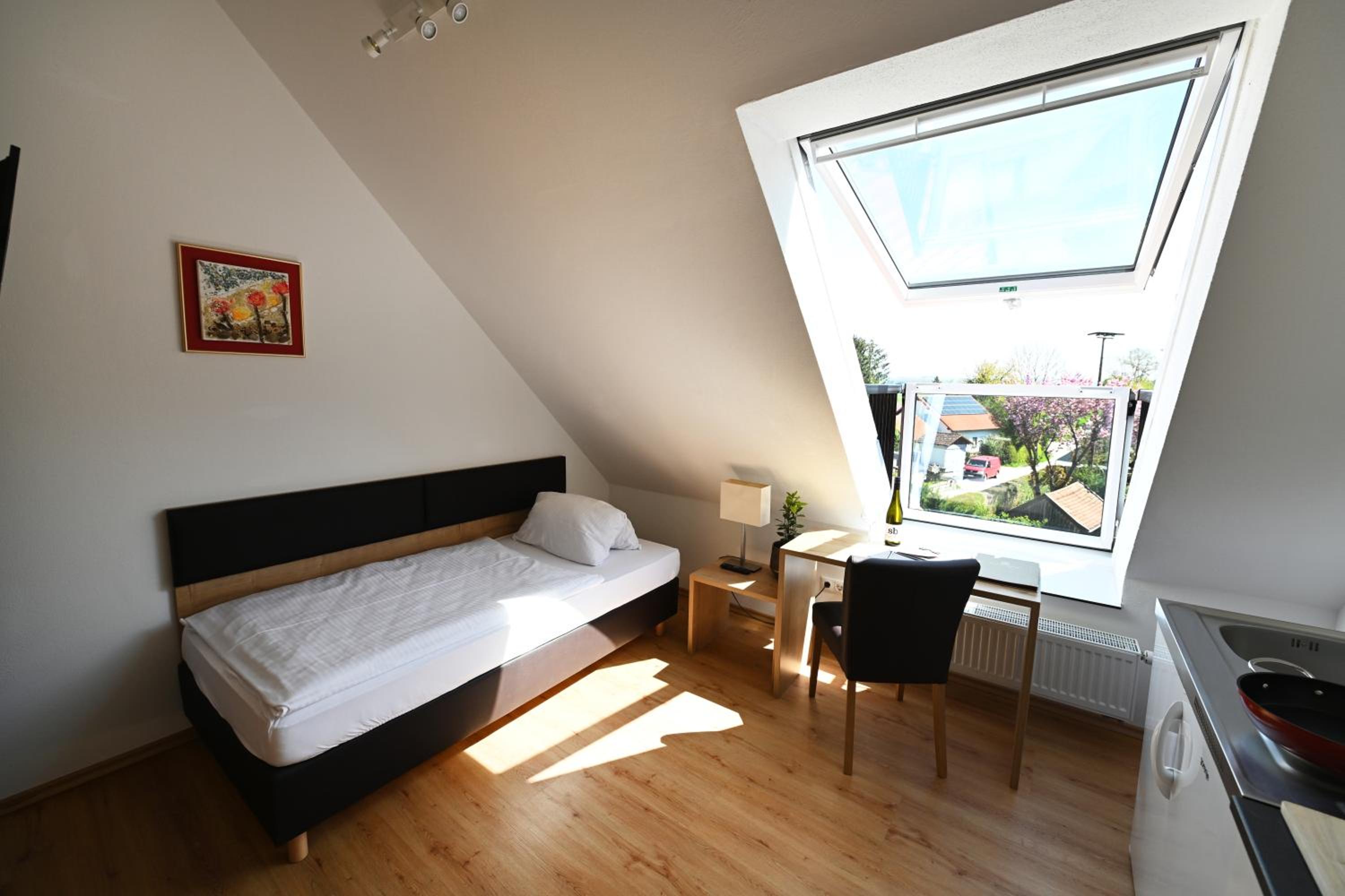 Single Room with Private Bathroom photo 1