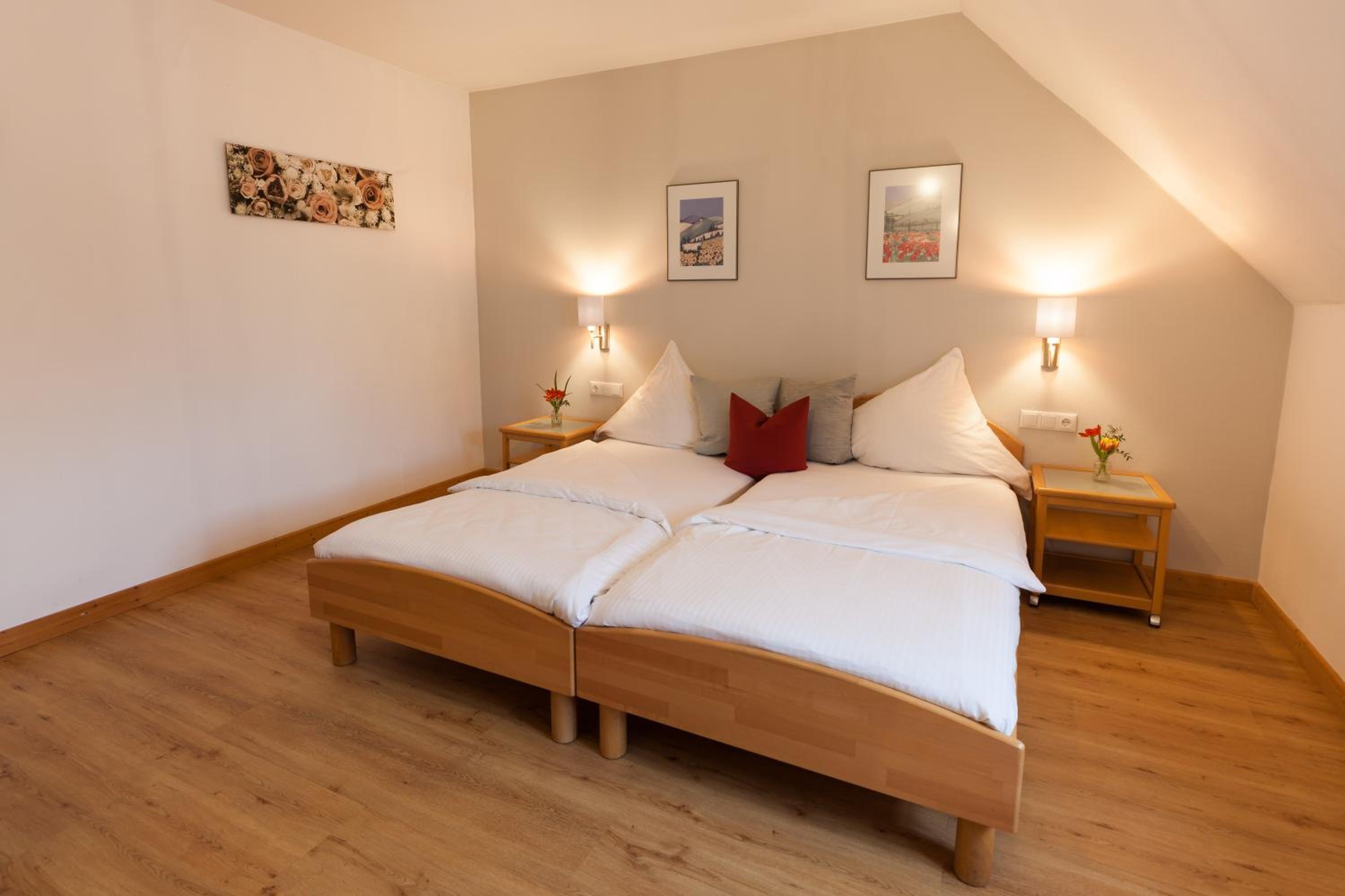 Twin Room with Private Bathroom photo 2