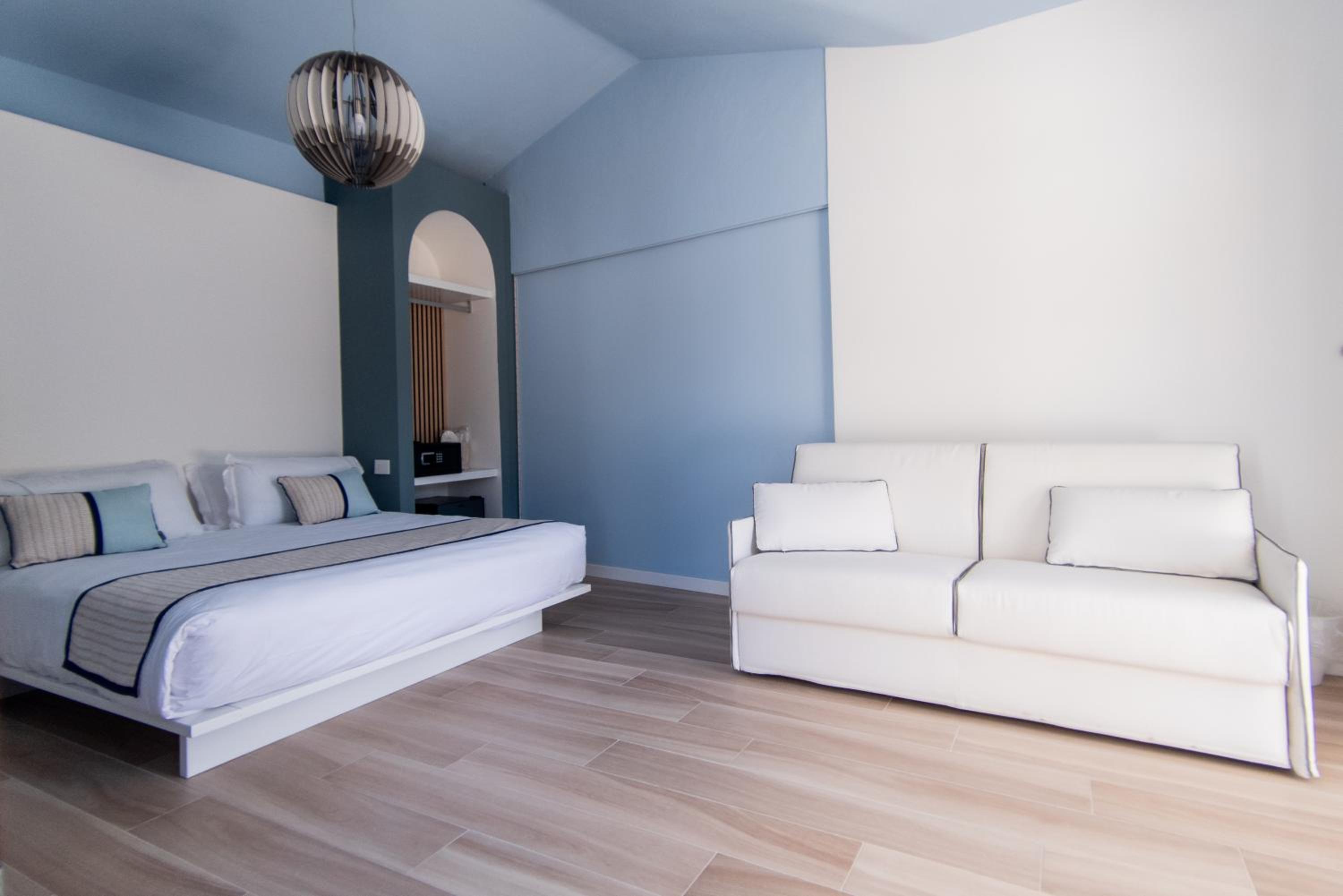 Junior Suite with Sea View - Photo 3