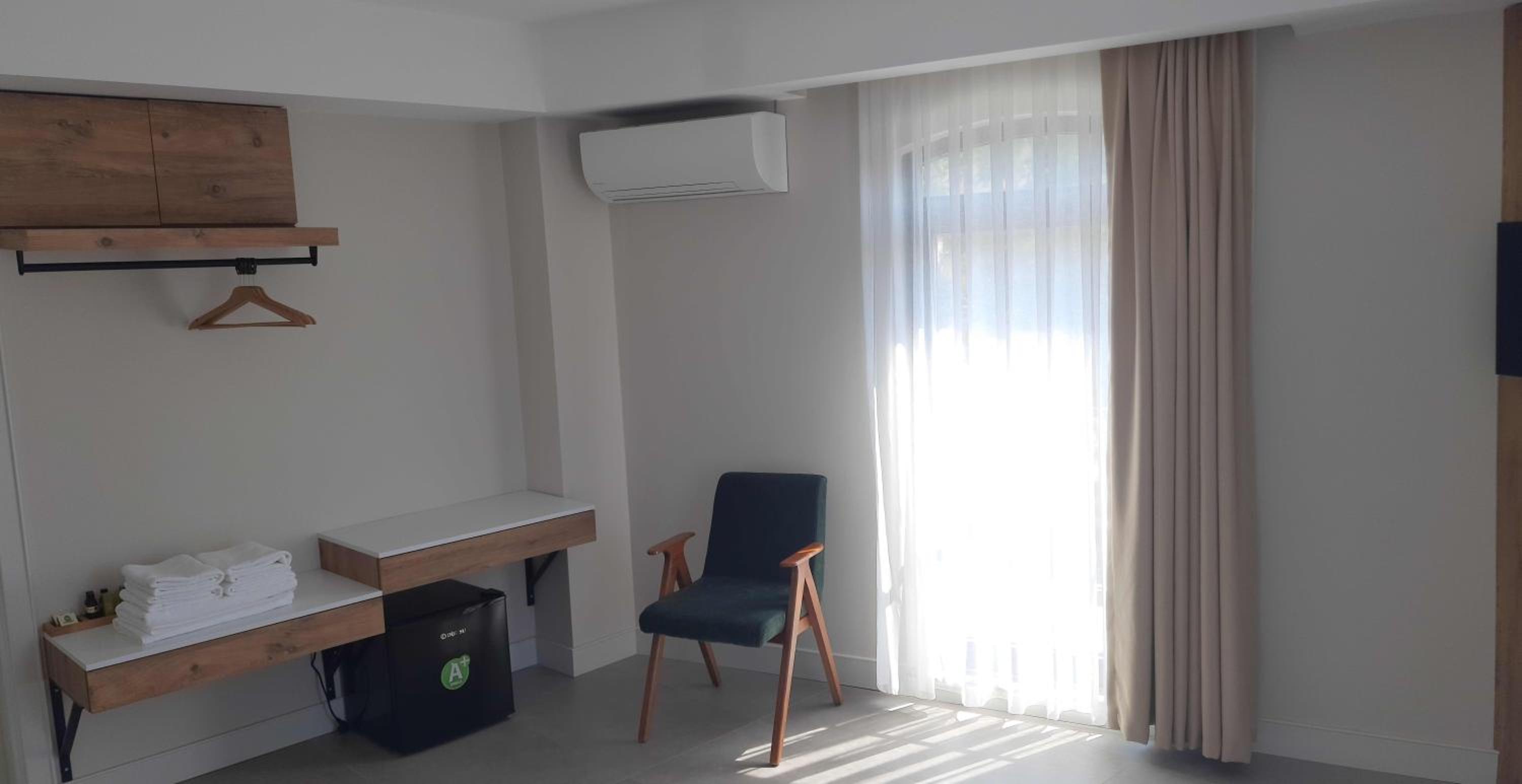 Basic Triple Room with Shared Bathroom photo 2