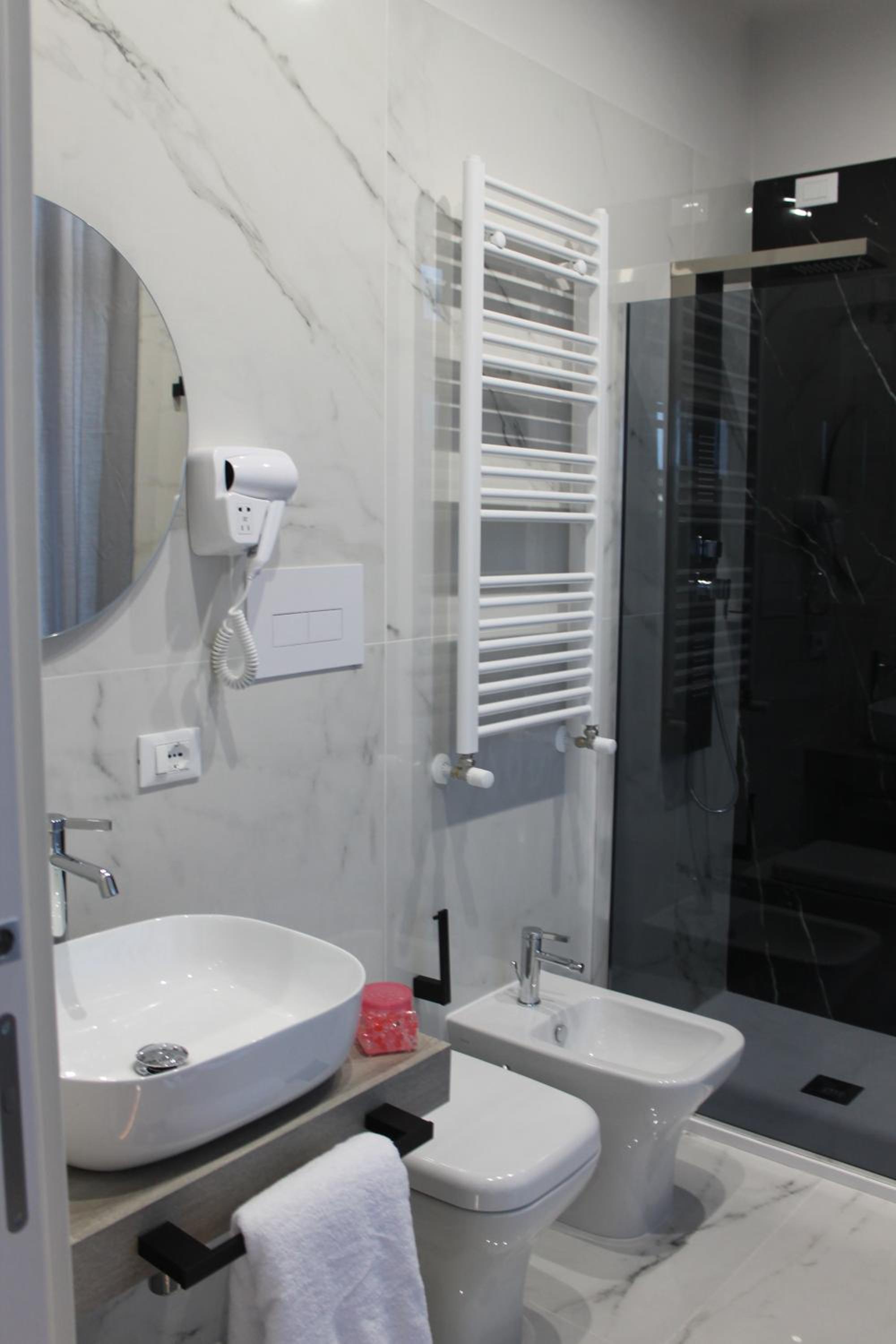 Deluxe Double Room with Shower - Photo 8