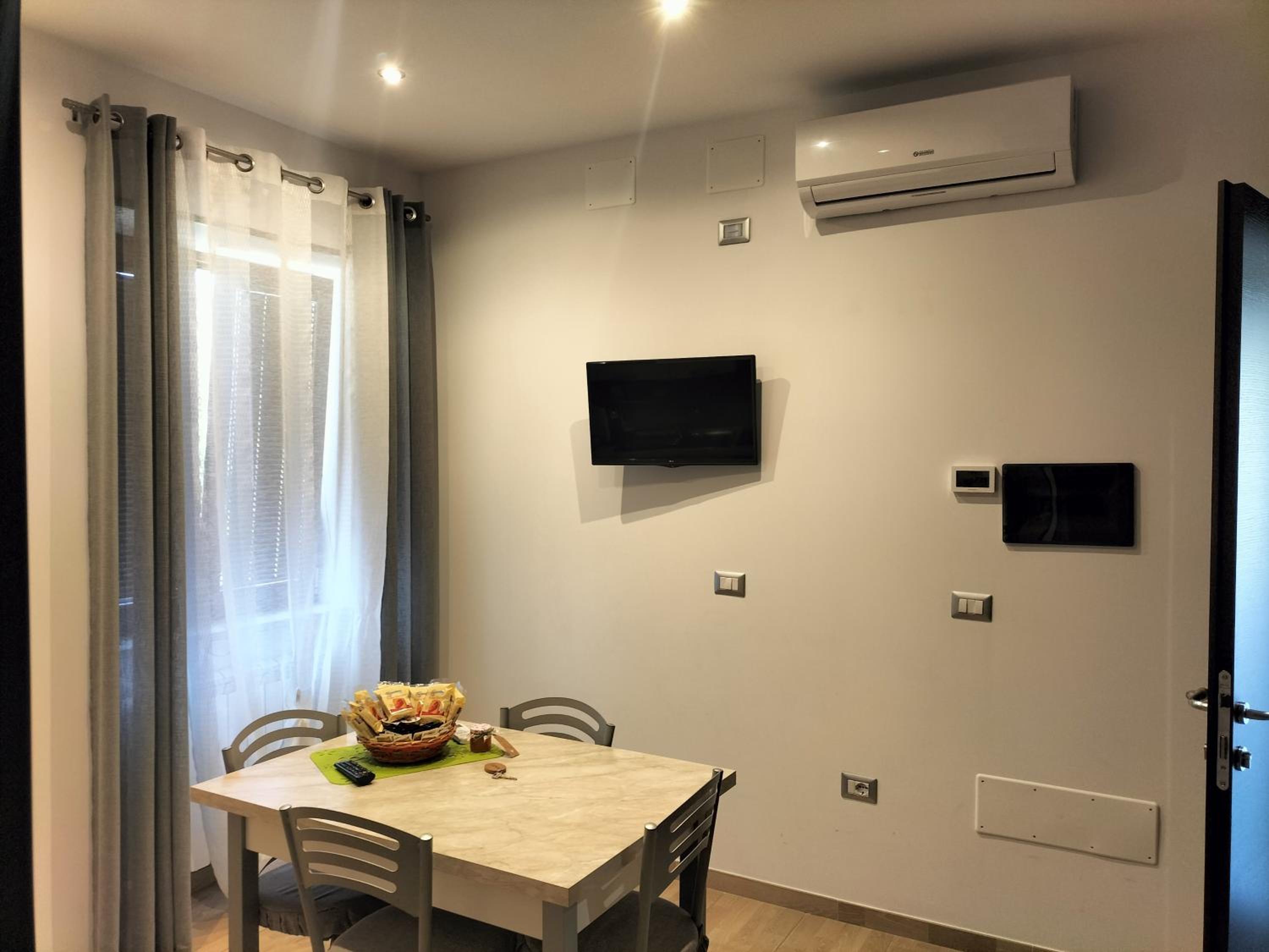 Apartment with Mountain View - Photo 3