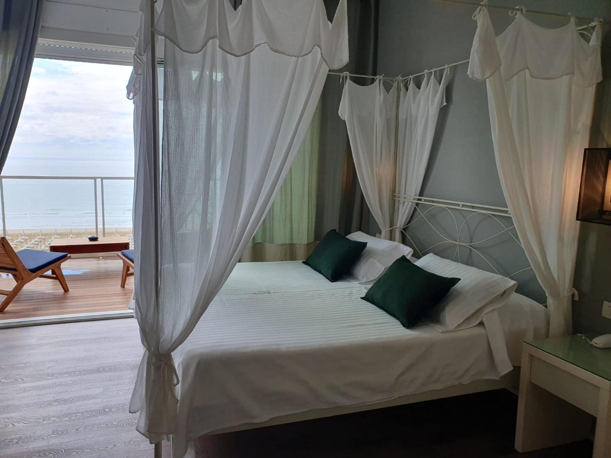 Superior Double Room with Front Sea View