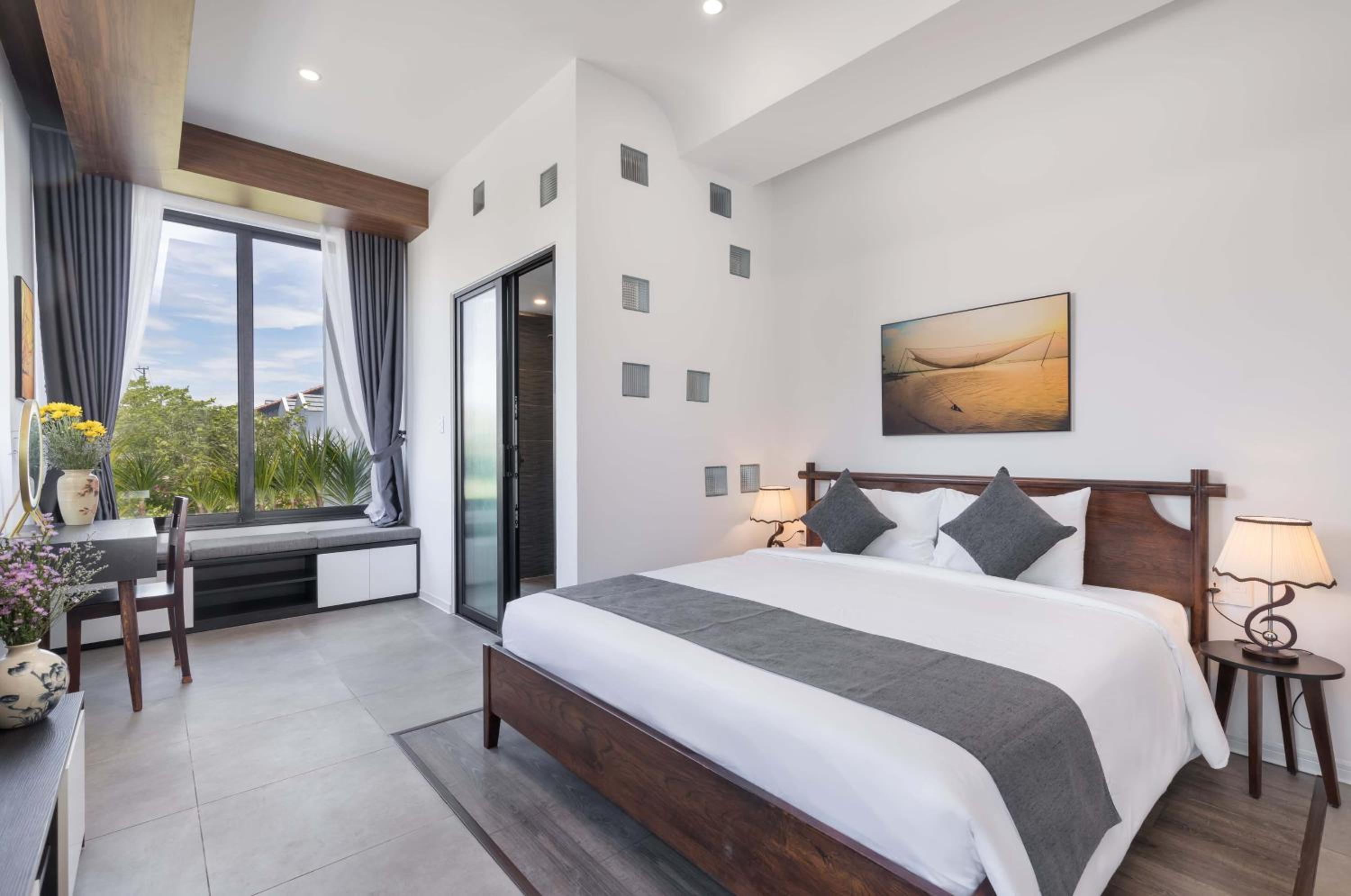 Deluxe Double Room with Balcony - Photo 5
