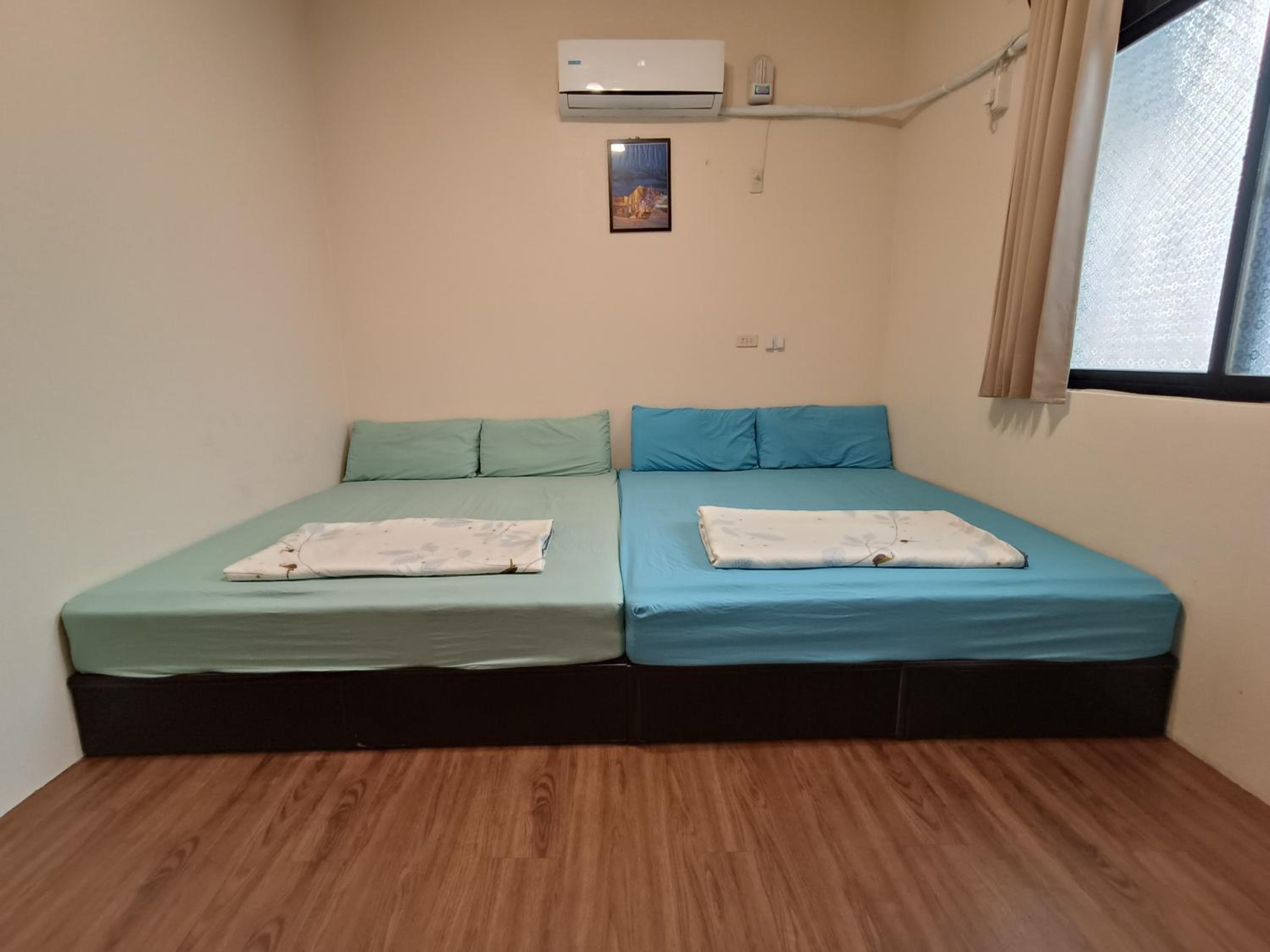 Quadruple Room with Private Bathroom photo 3