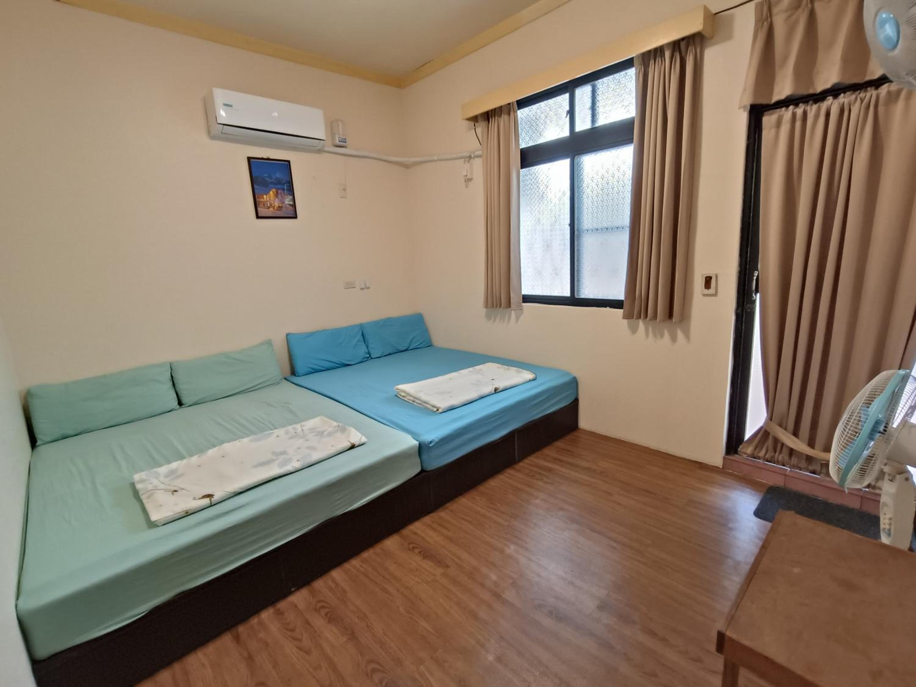 Quadruple Room with Private Bathroom photo 2