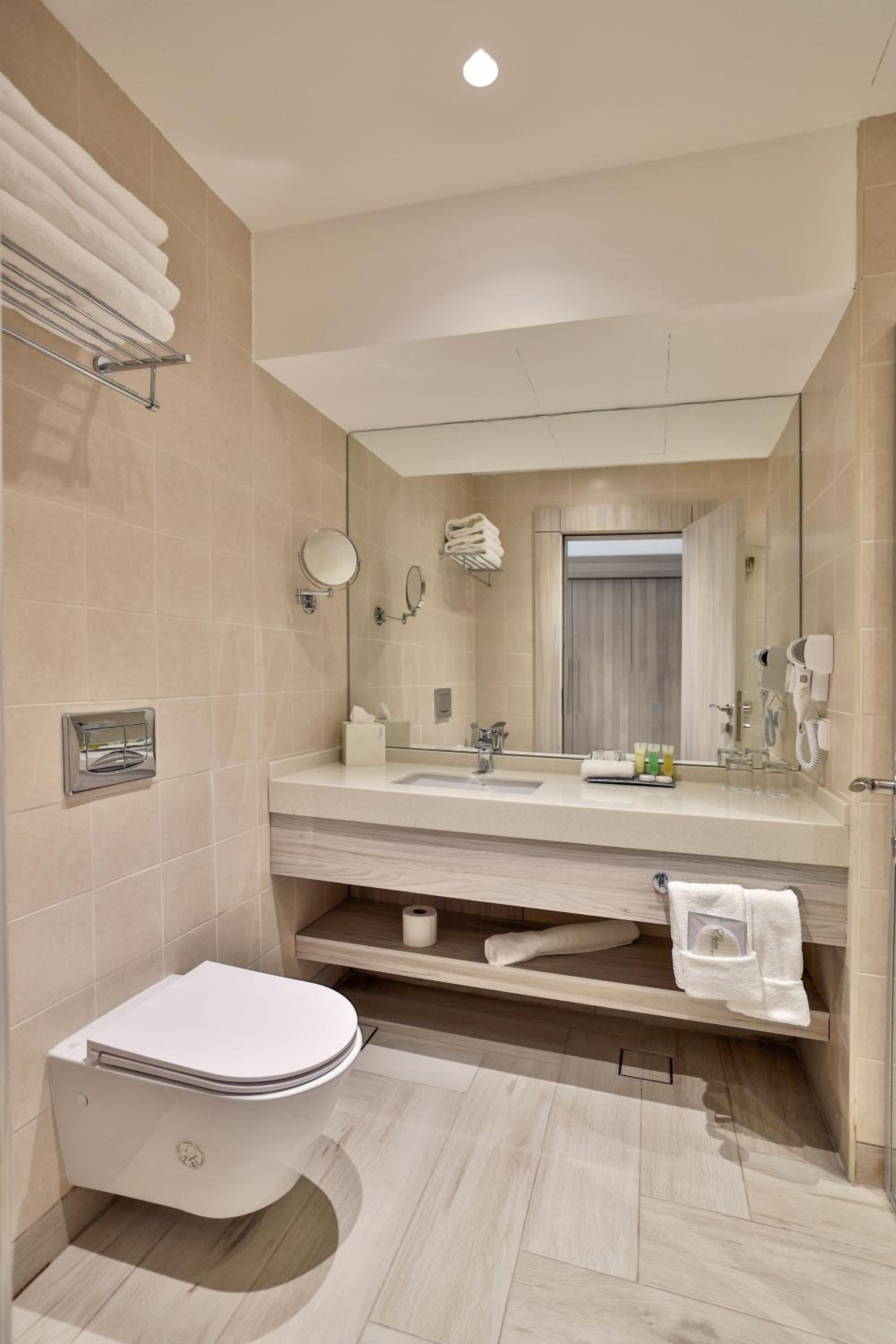 Deluxe King Room photo 2