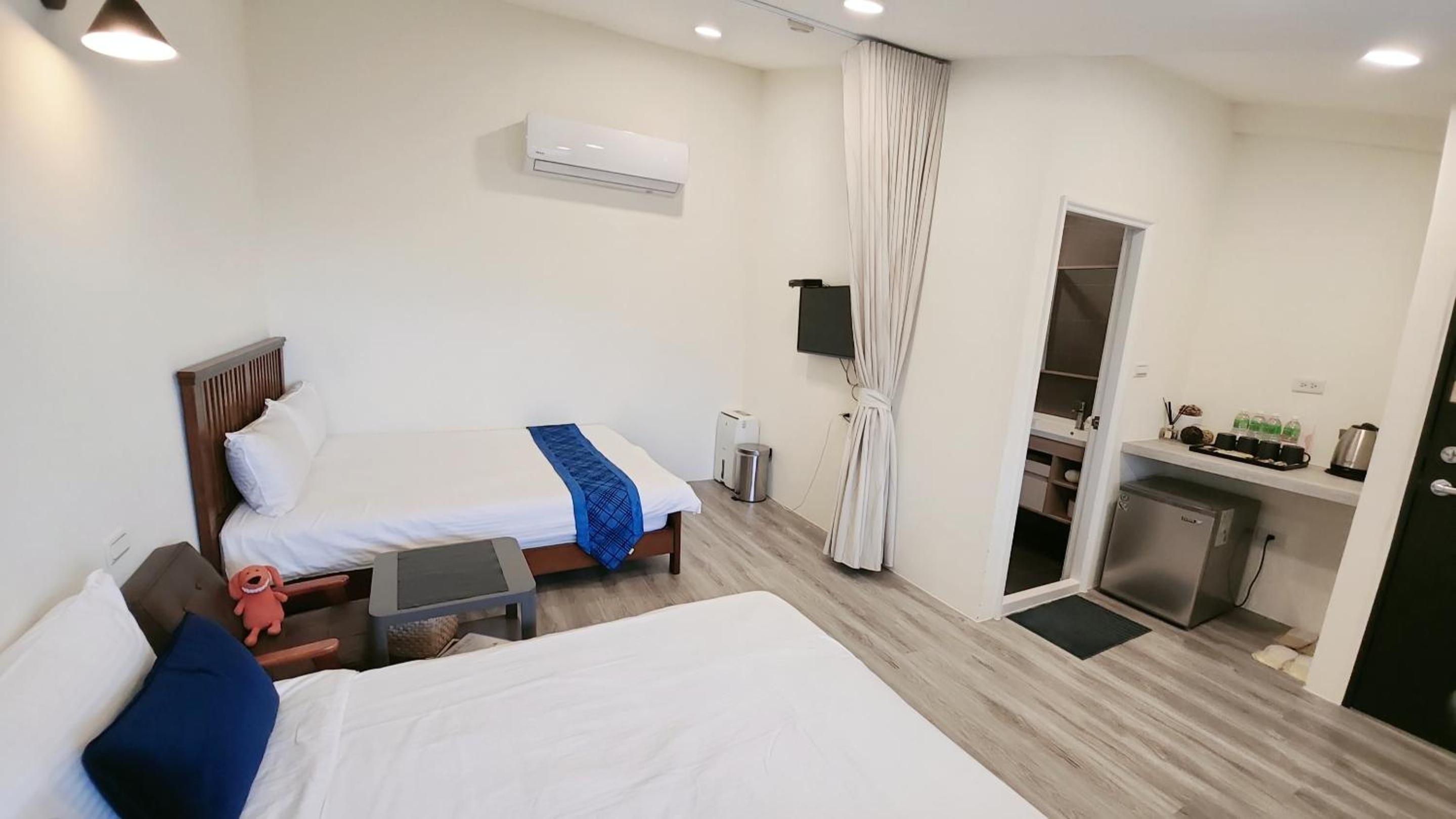 Quadruple Room with Private Bathroom photo 3