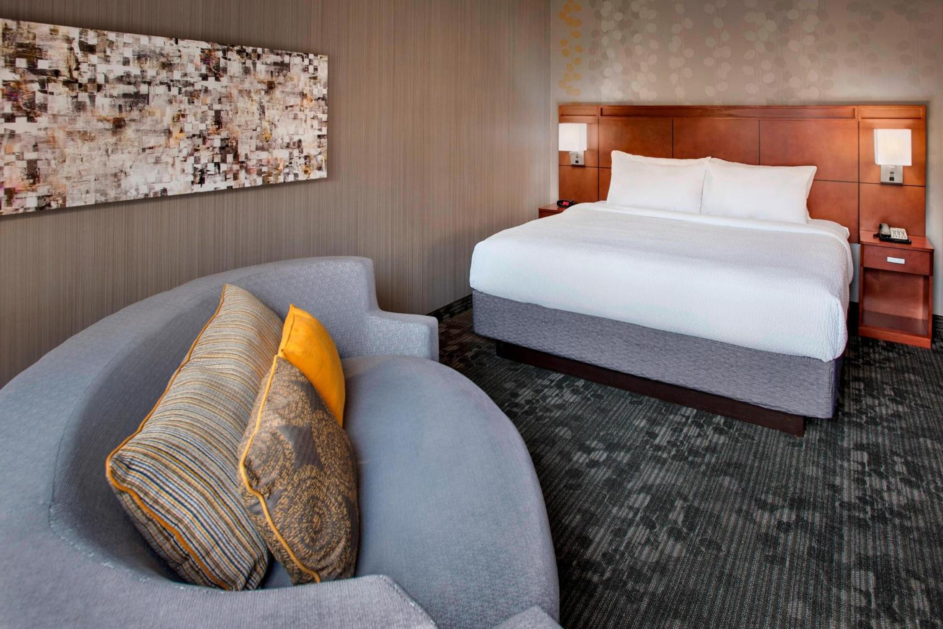 King Room with Sofa Bed - Photo 5