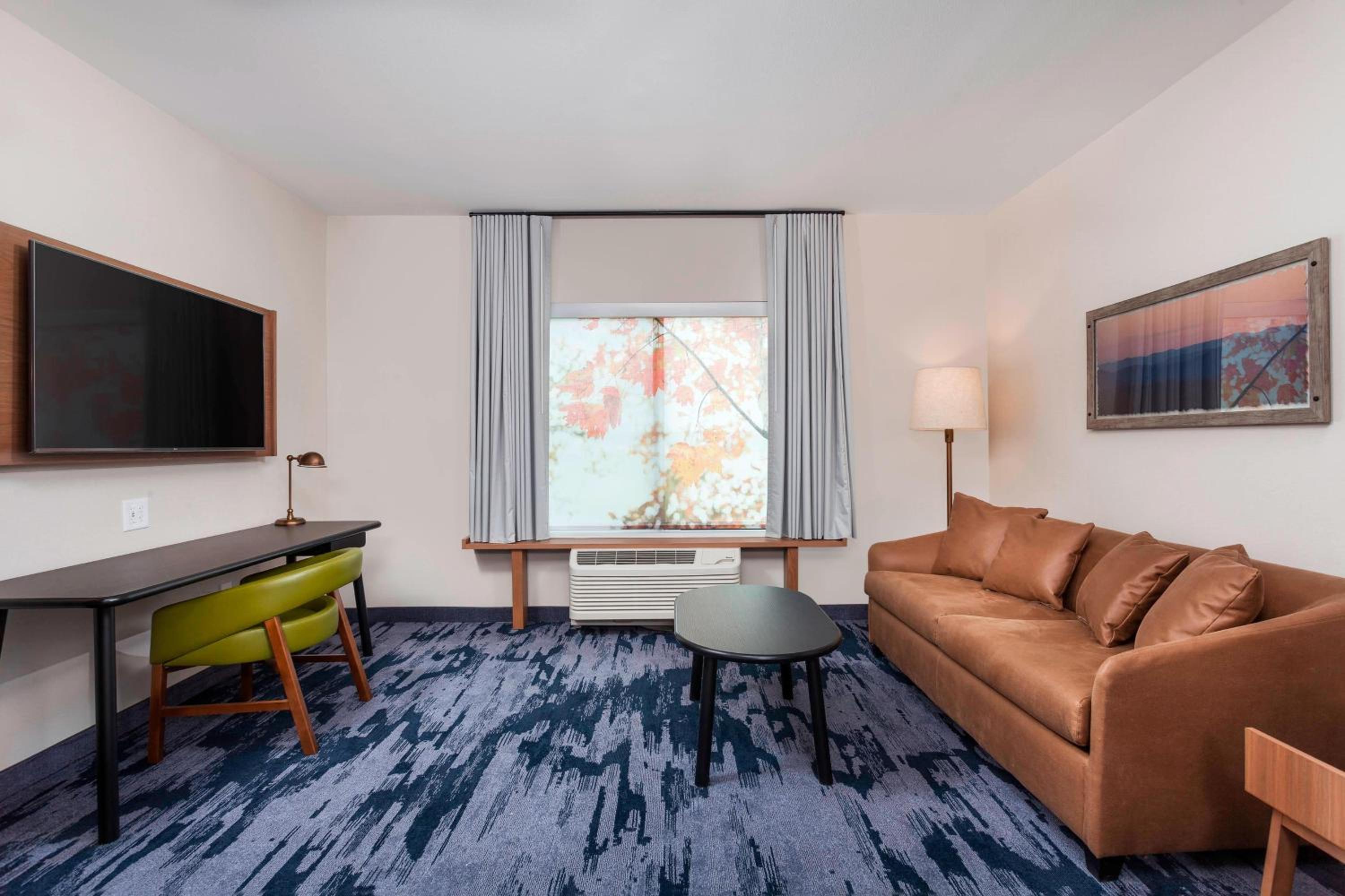 King Suite with Bathtub and Sofa Bed - Mobility Access photo 1