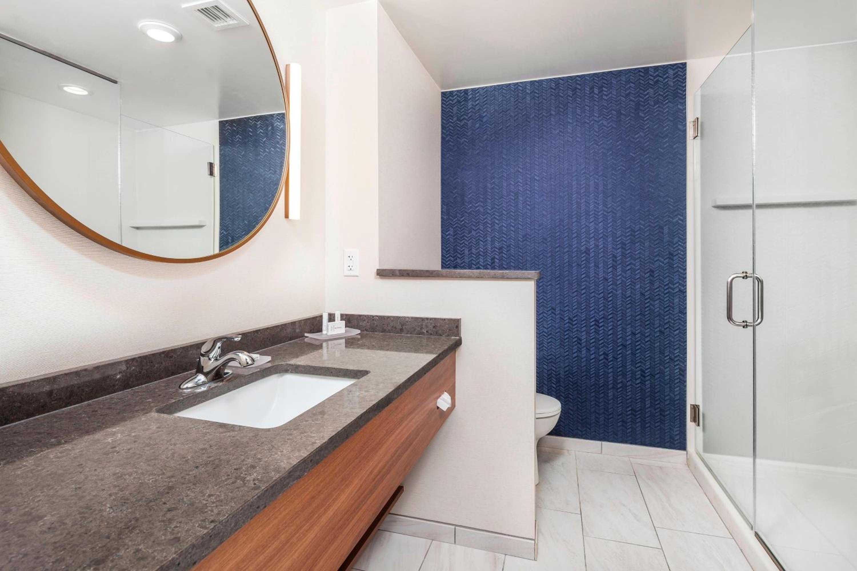King Suite with Bathtub and Sofa Bed - Mobility Access photo 3
