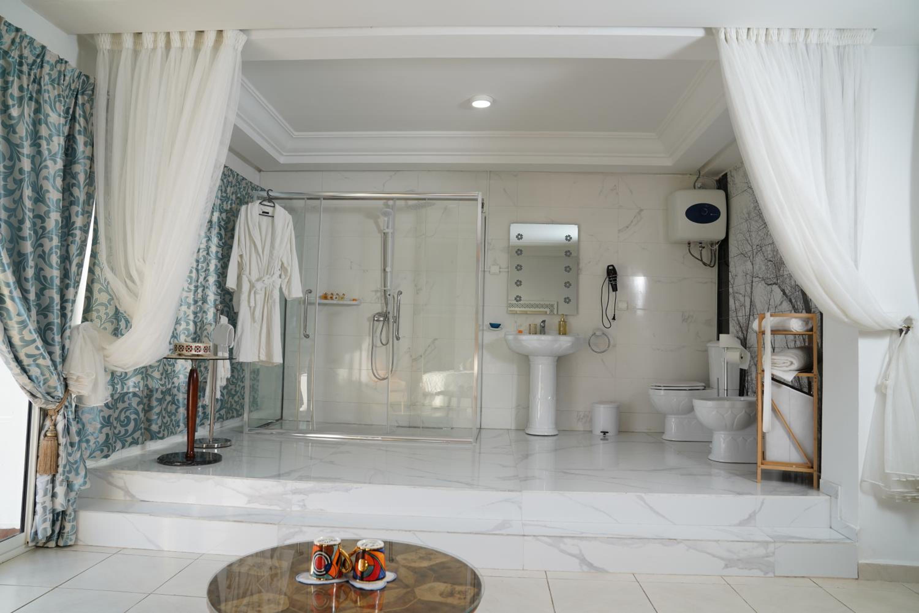Deluxe Suite with Sea View - Photo 4