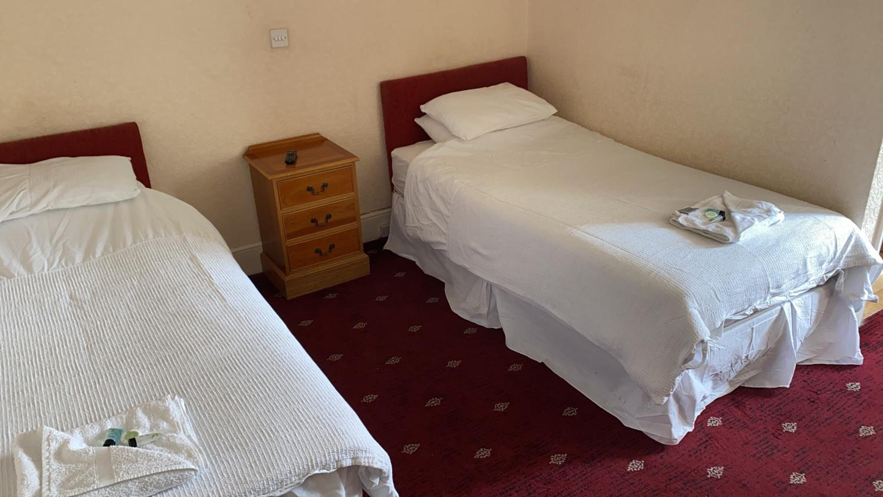 Twin Room - Photo 2
