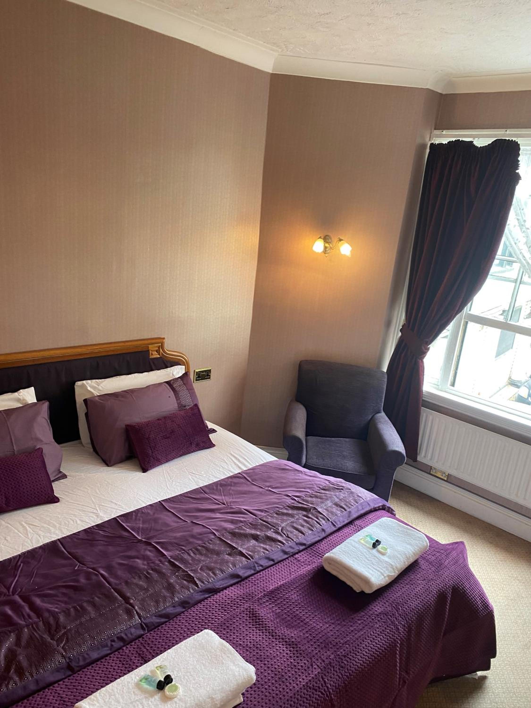Deluxe King Suite - Photo 6