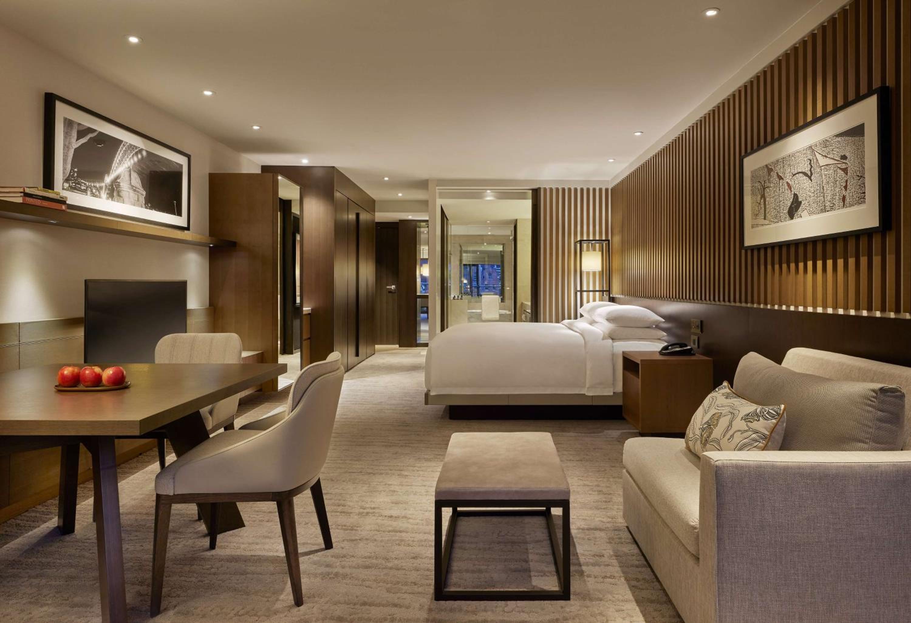 1 King Bed with Opera View thumbnail 6