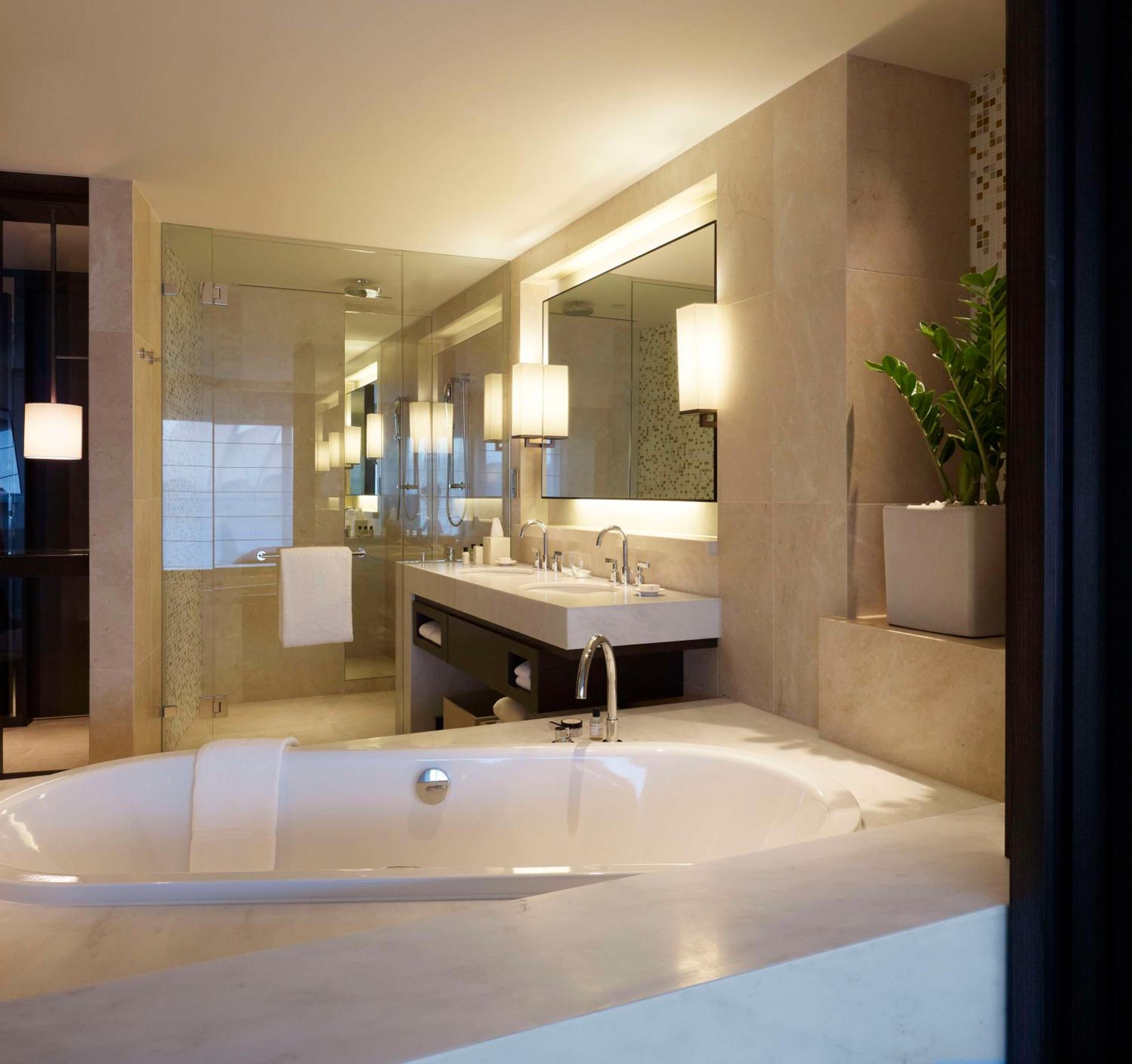1 King Bed with Opera View Premium thumbnail 6