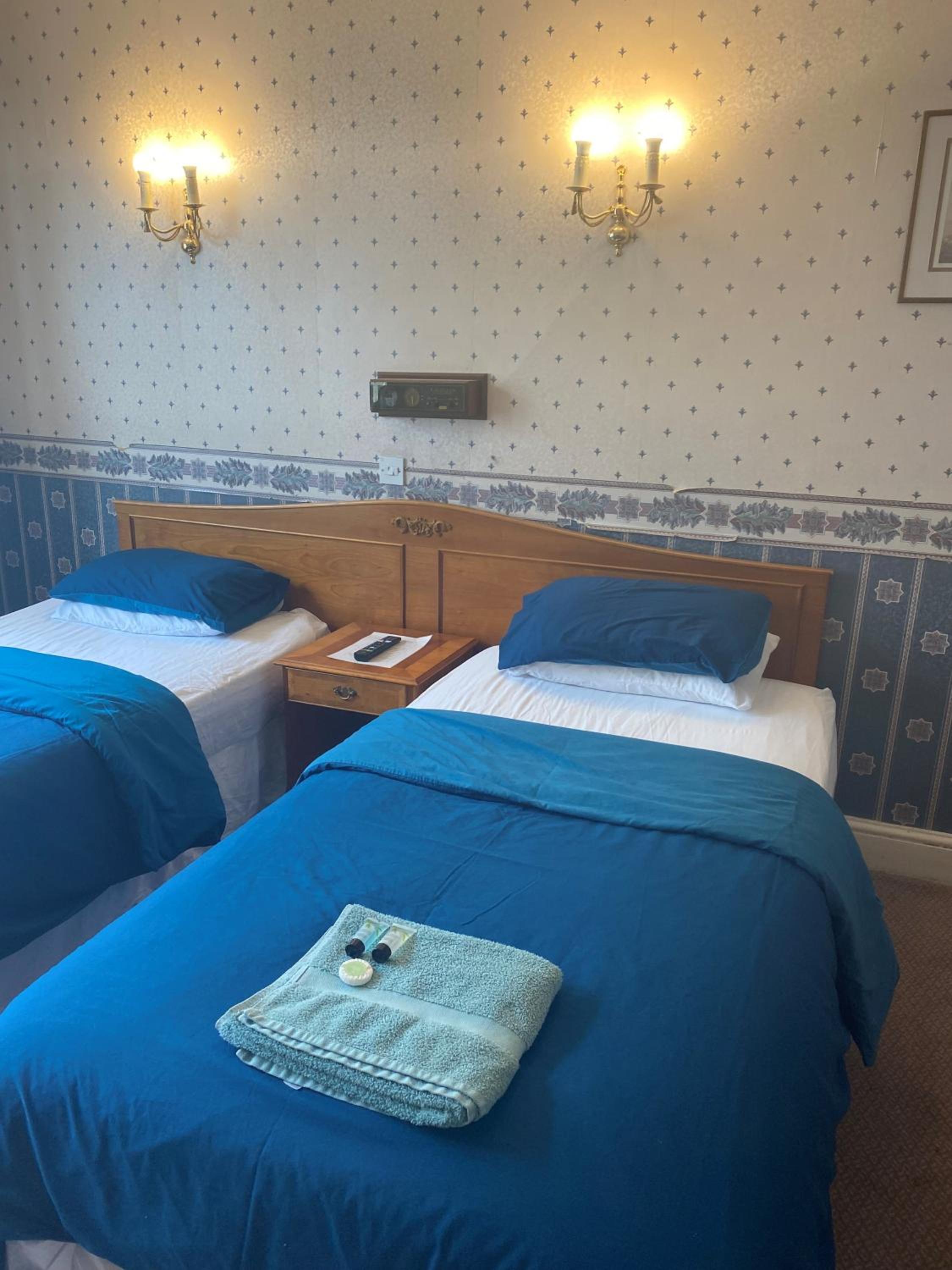 Twin Room - Photo 3