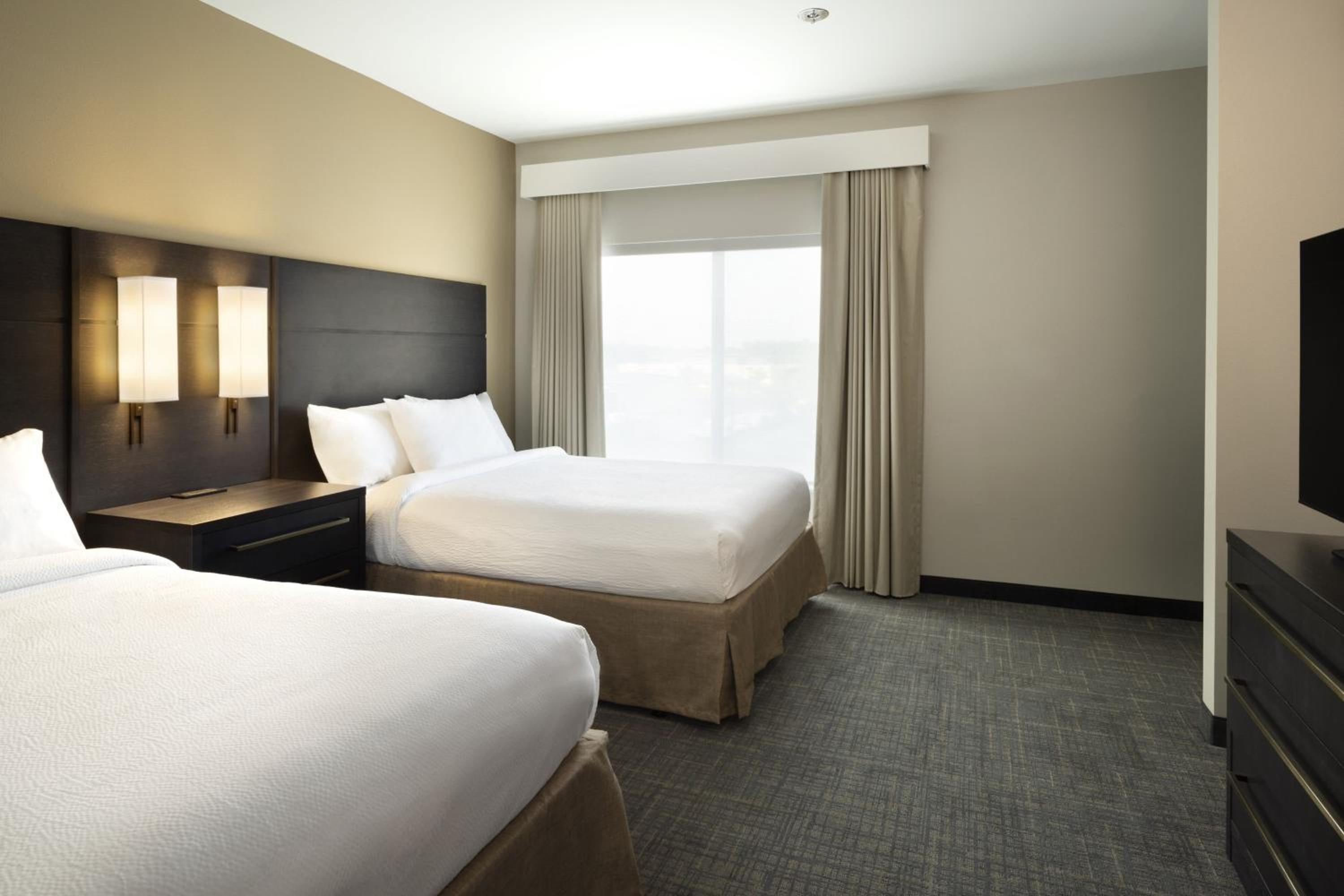 One-Bedroom Suite with Two Queen Beds and Sofa Bed - Photo 5