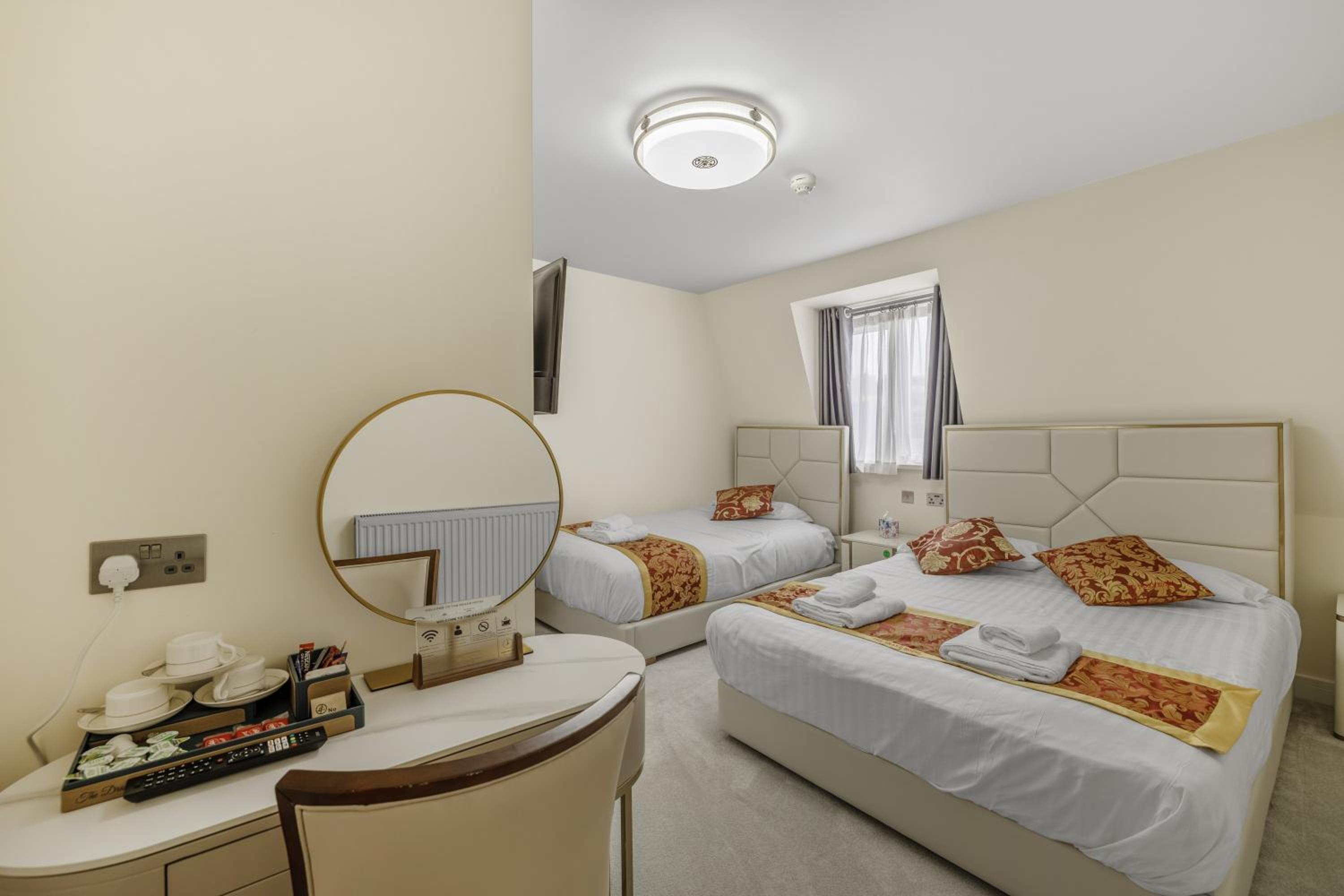 Deluxe Triple Room - Photo 9