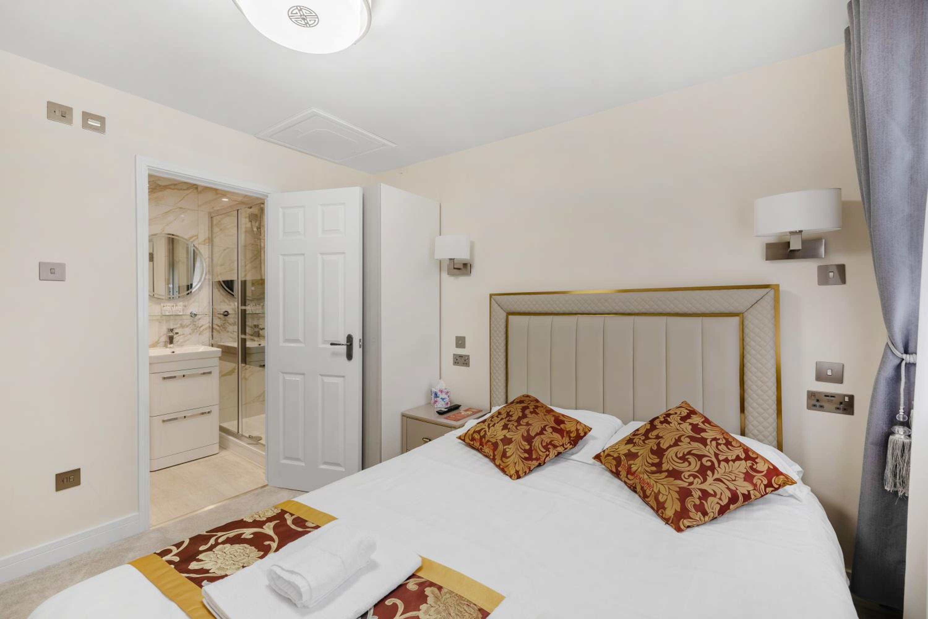 Deluxe Double Room - Photo 19