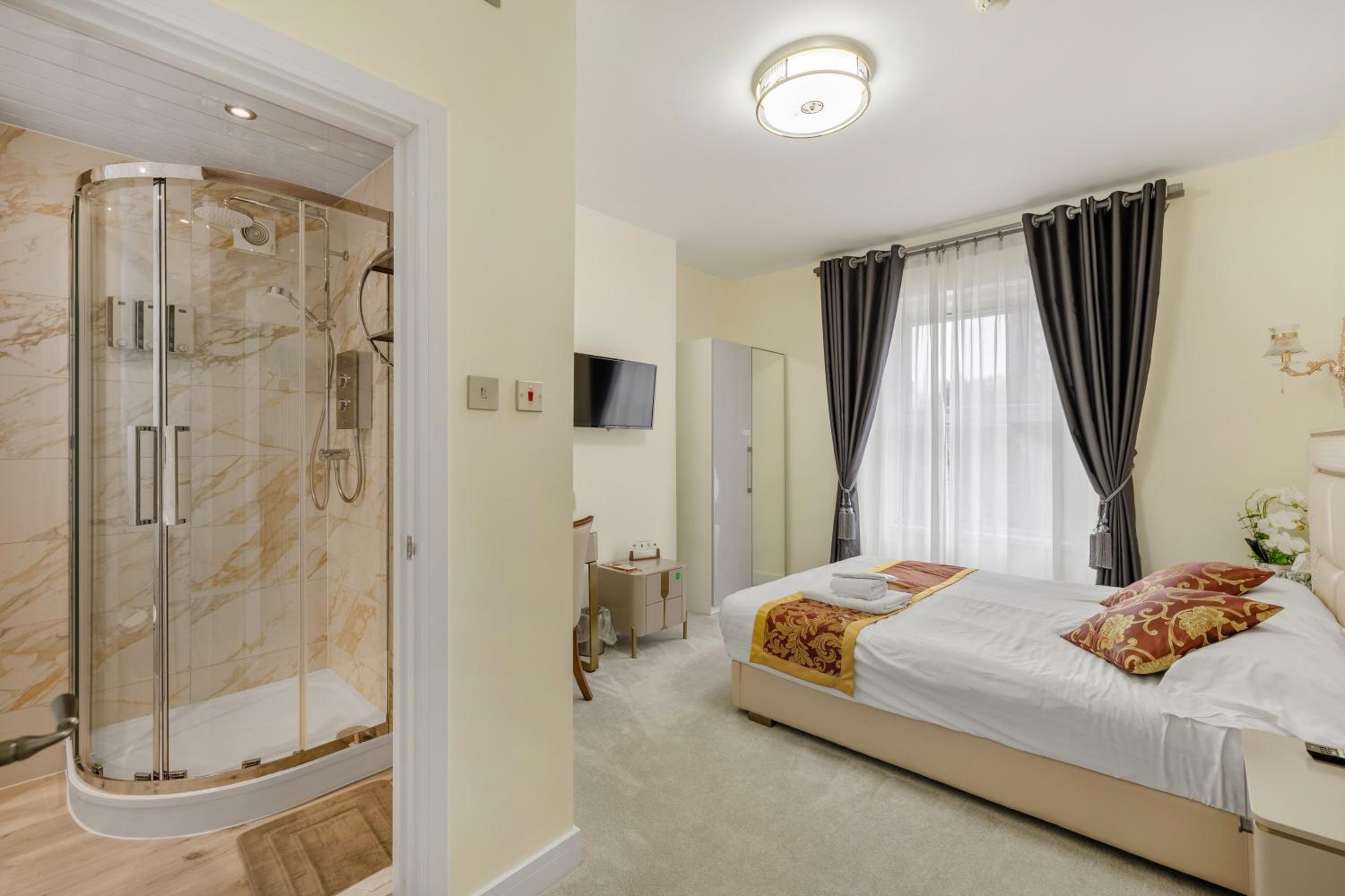 Deluxe Double Room - Photo 8