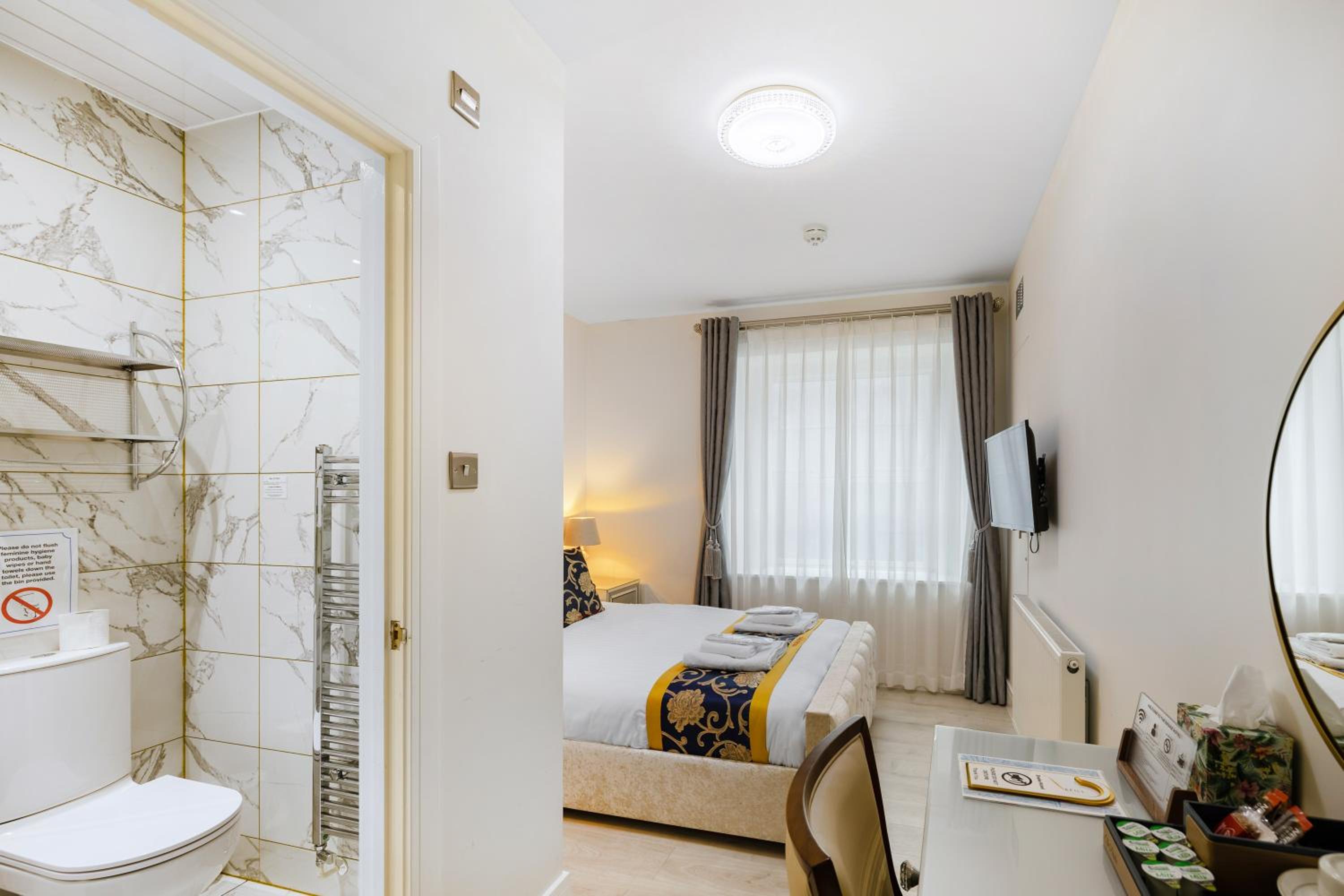 Deluxe Double Room - Photo 14