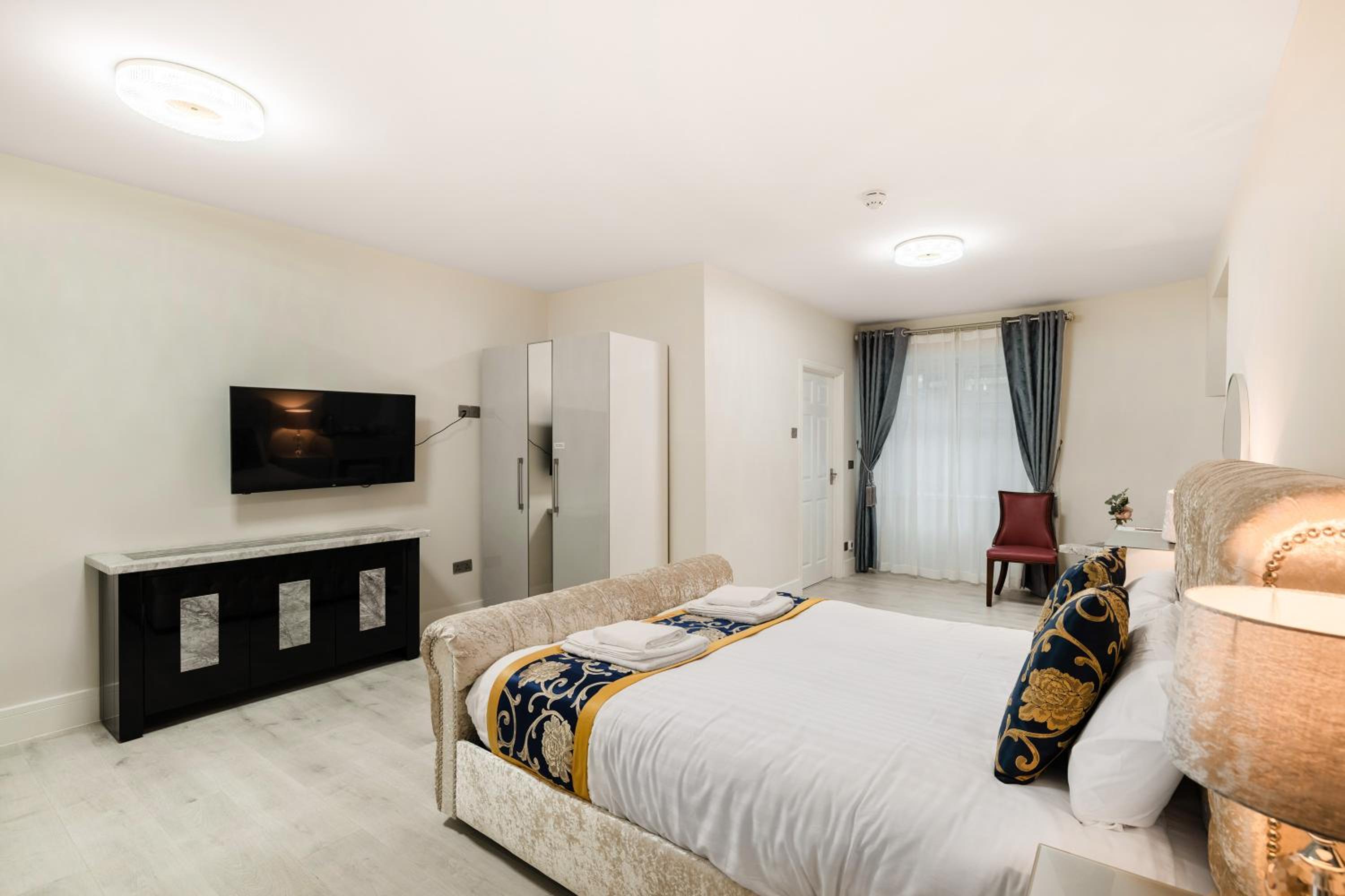 Superior King Room - Photo 9