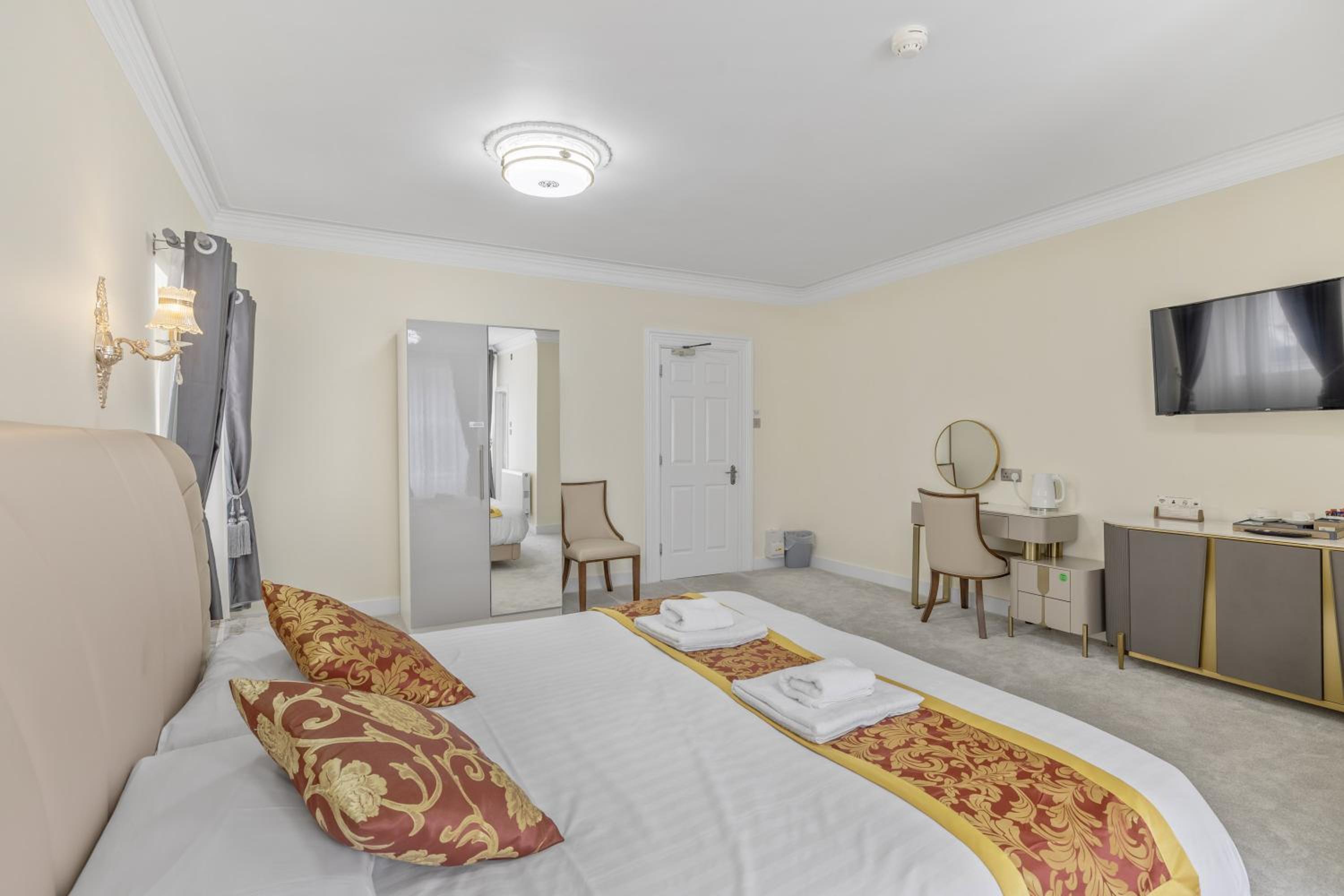 Superior King Room - Photo 7
