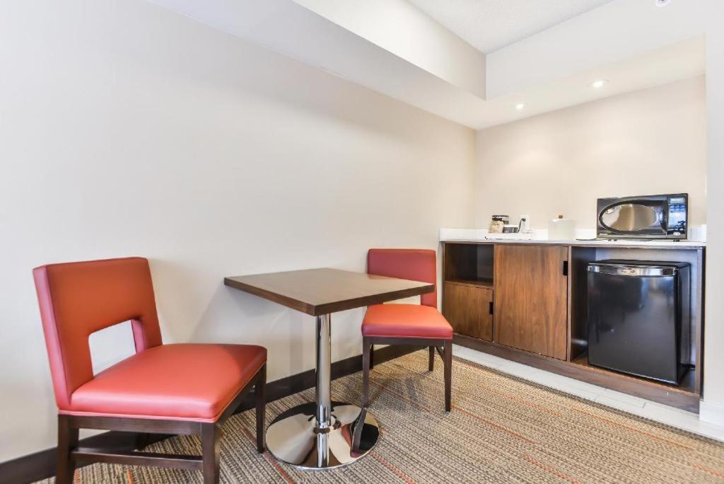 1 Bedroom Suite, 1 King, Sofa bed, Corner room - Photo 3