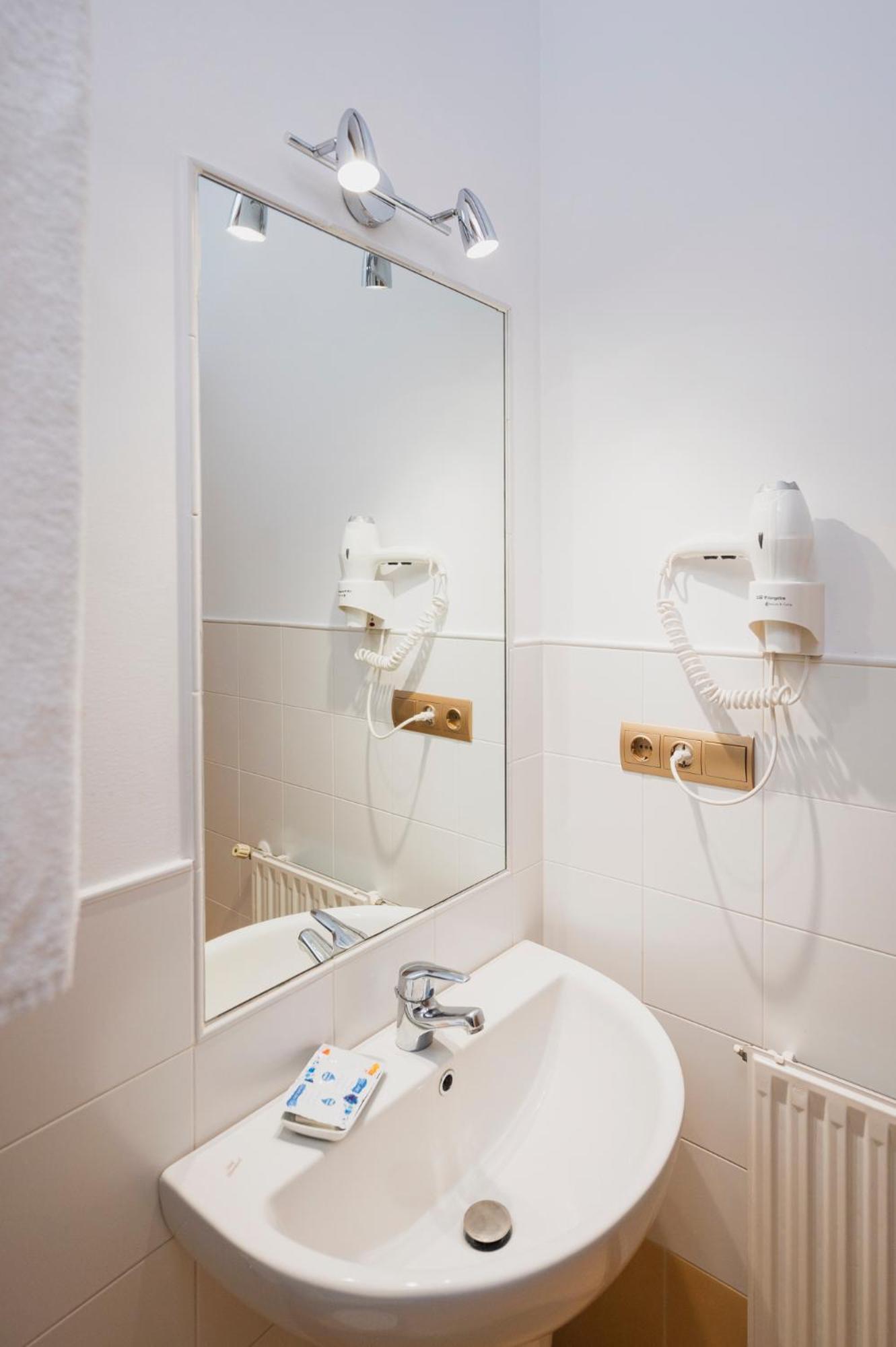 Deluxe Room - Photo 16